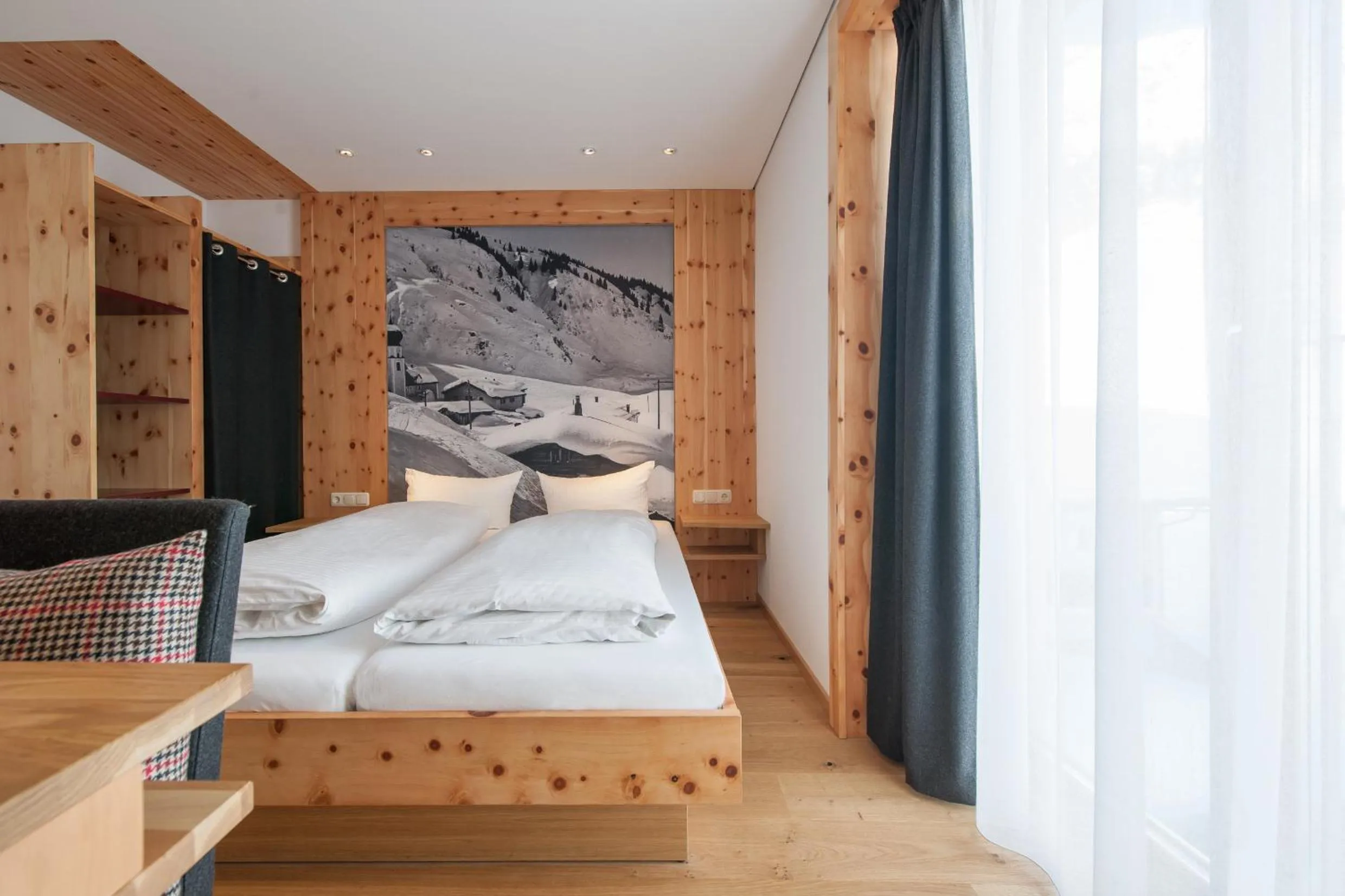 Photo of the whole room, Bed in Mondschein Hotel & Chalet Ski-In Ski-Out Luxus am Arlberg