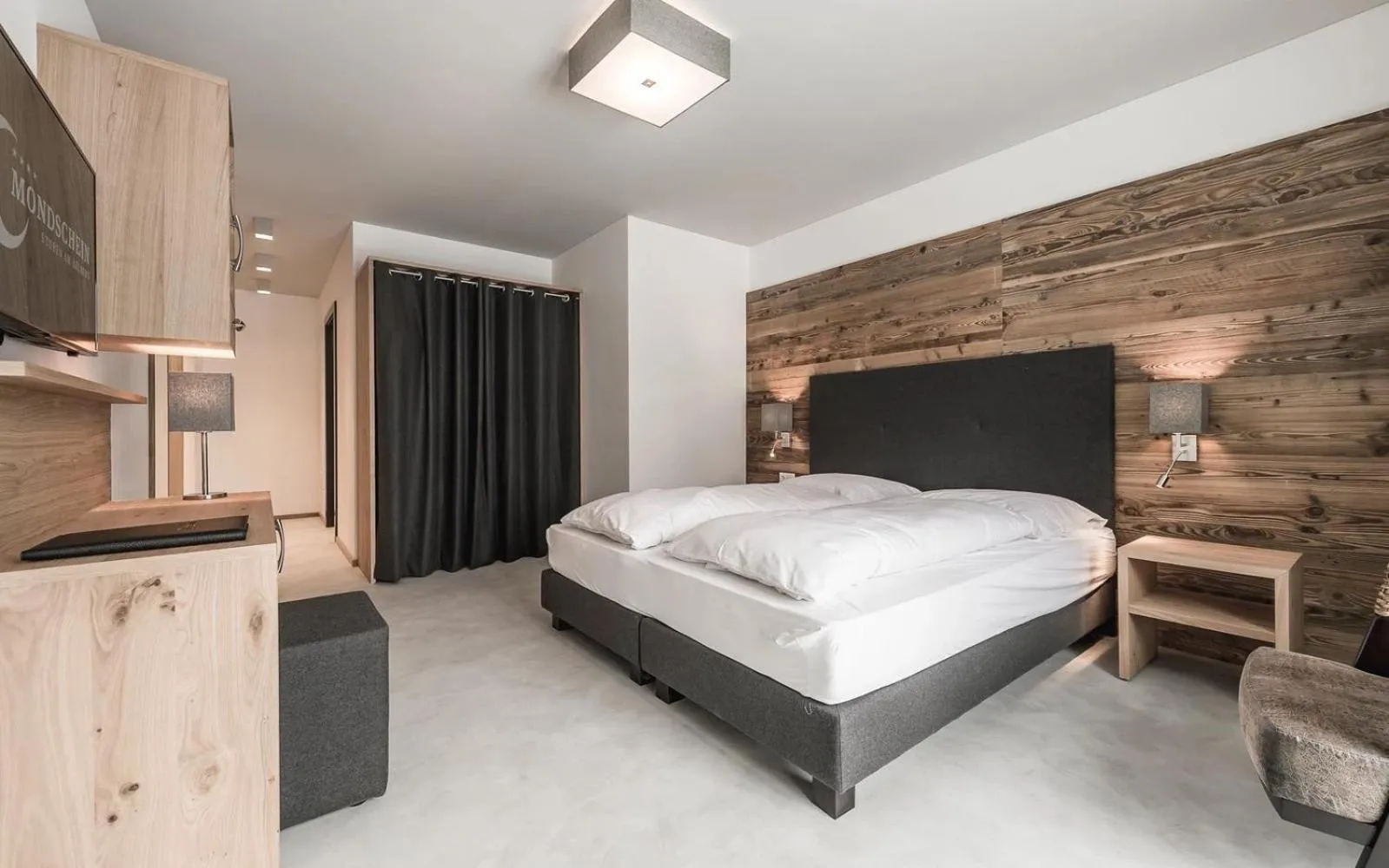 Photo of the whole room, Bed in Mondschein Hotel & Chalet Ski-In Ski-Out Luxus am Arlberg