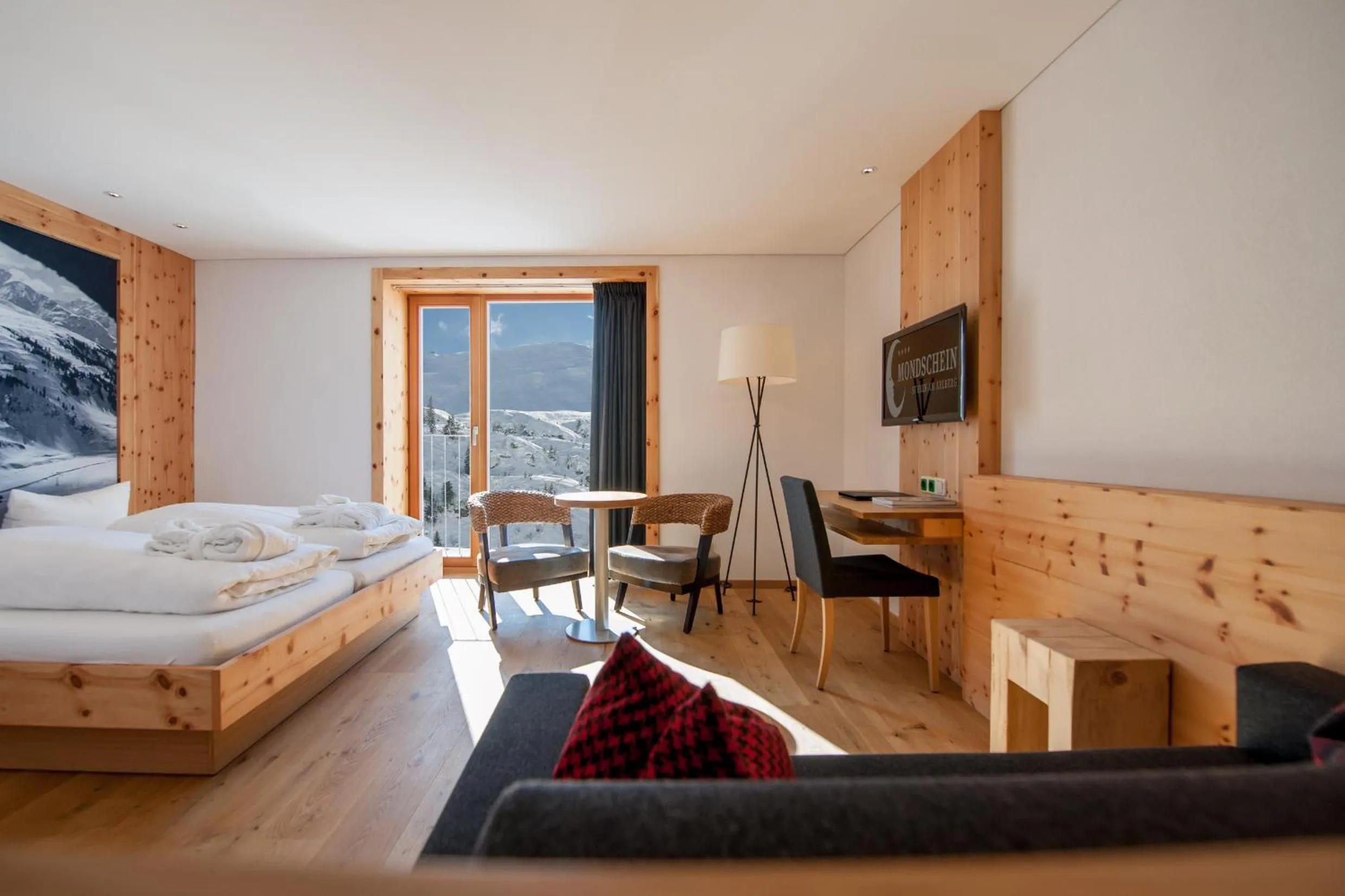 Photo of the whole room, Bed in Mondschein Hotel & Chalet Ski-In Ski-Out Luxus am Arlberg