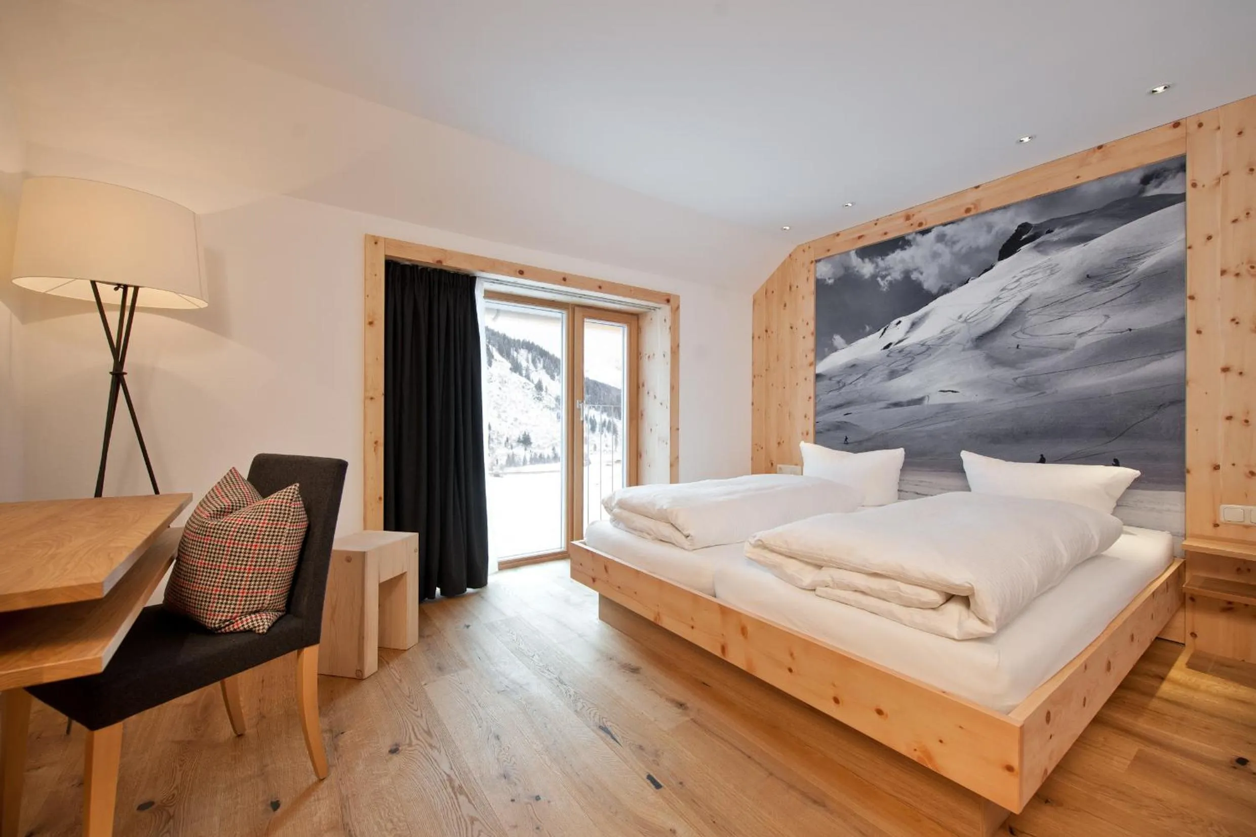 Photo of the whole room, Bed in Mondschein Hotel & Chalet Ski-In Ski-Out Luxus am Arlberg