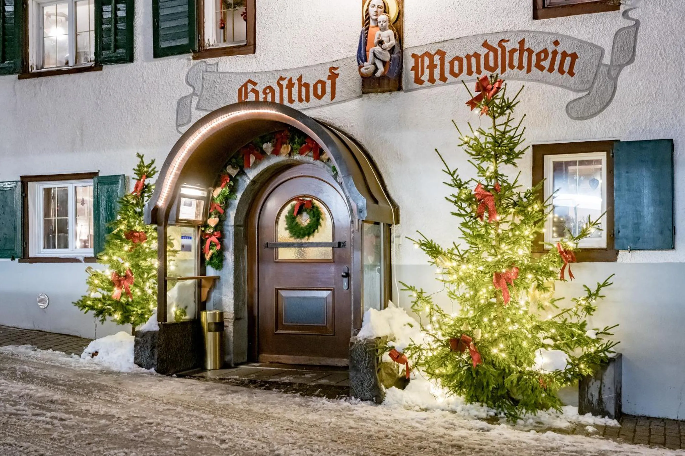 Property building in Mondschein Hotel & Chalet Ski-In Ski-Out Luxus am Arlberg