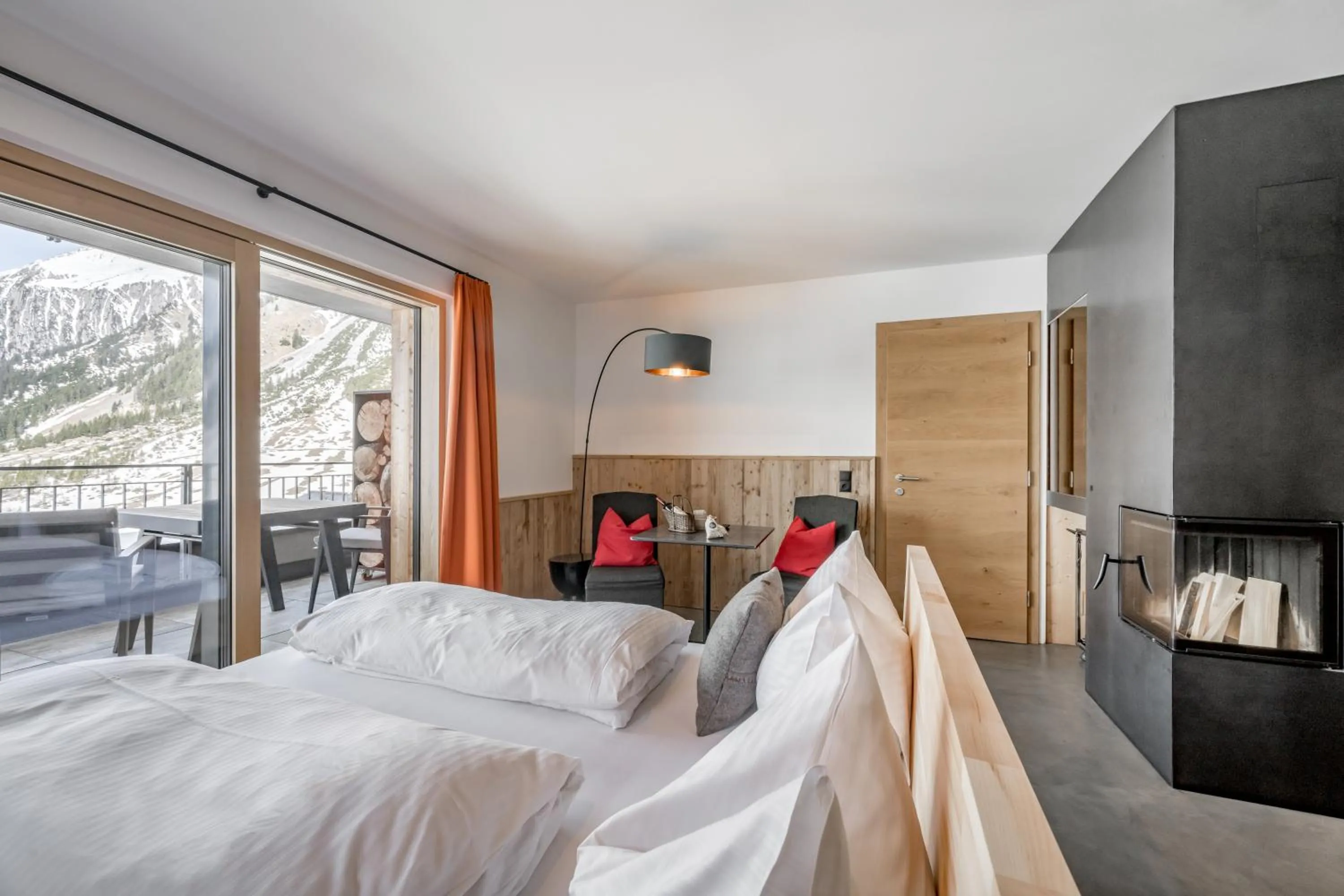 Photo of the whole room, Bed in Mondschein Hotel & Chalet Ski-In Ski-Out Luxus am Arlberg