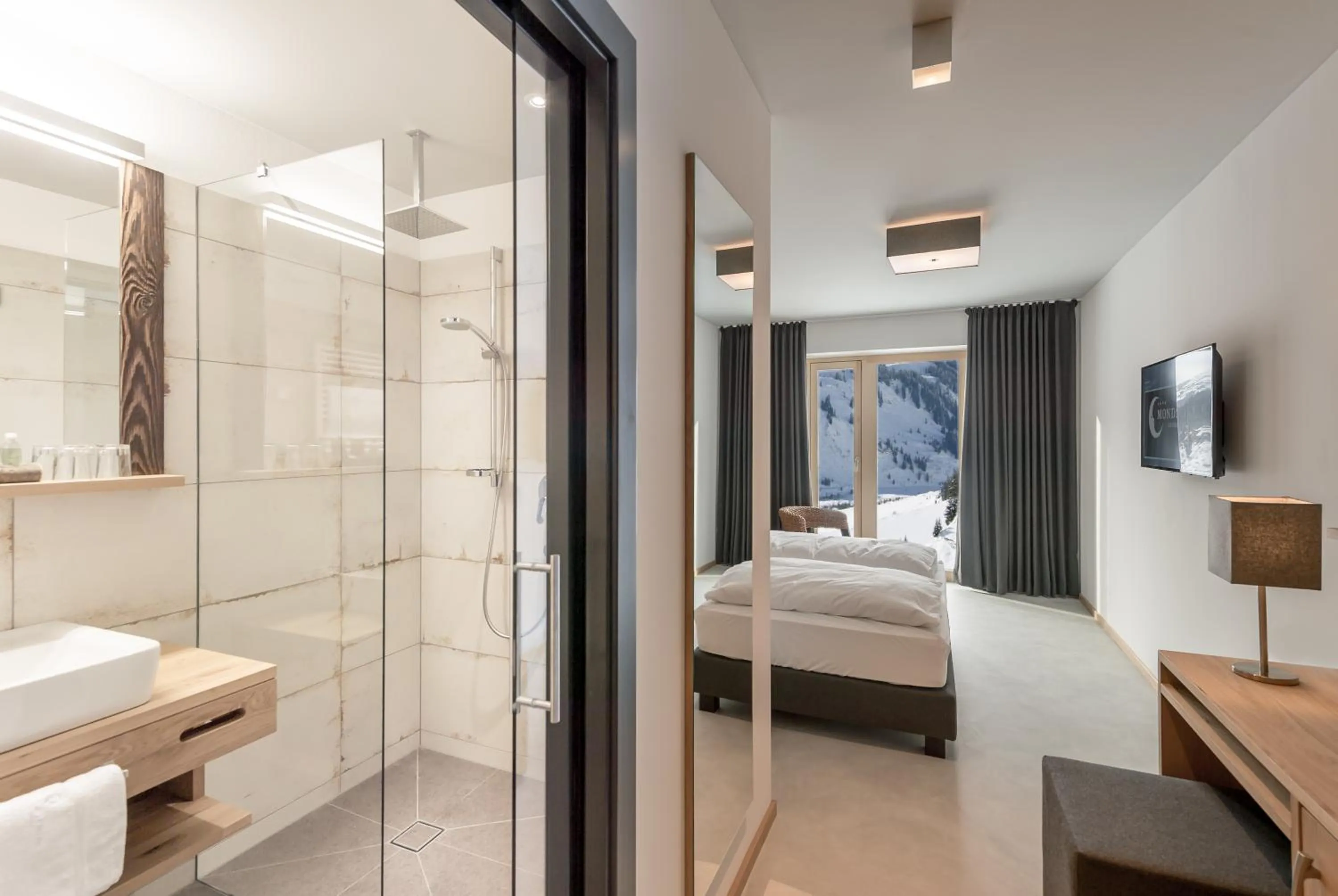 Bathroom, Bed in Mondschein Hotel & Chalet Ski-In Ski-Out Luxus am Arlberg