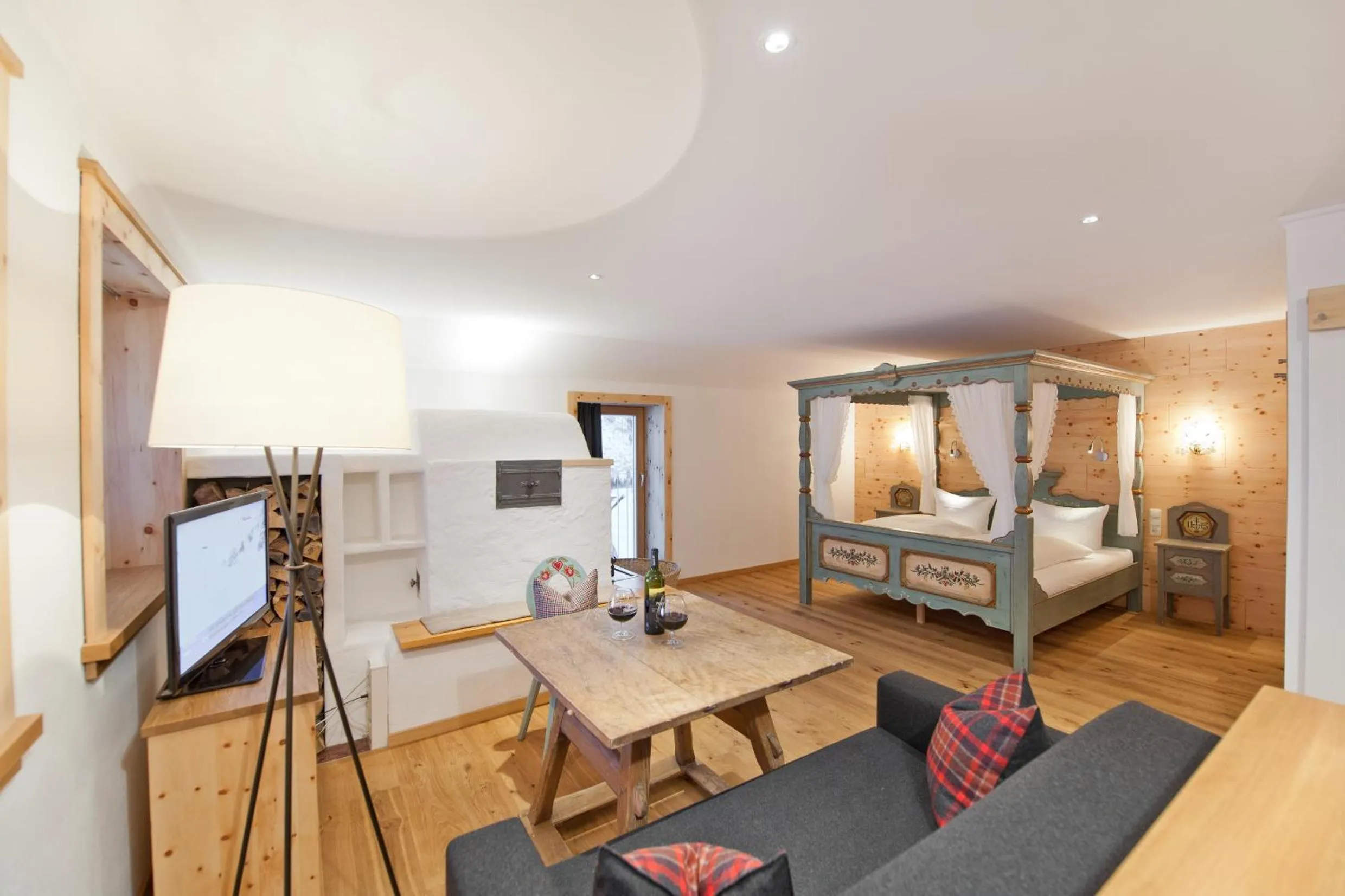 Photo of the whole room, Bed in Mondschein Hotel & Chalet Ski-In Ski-Out Luxus am Arlberg