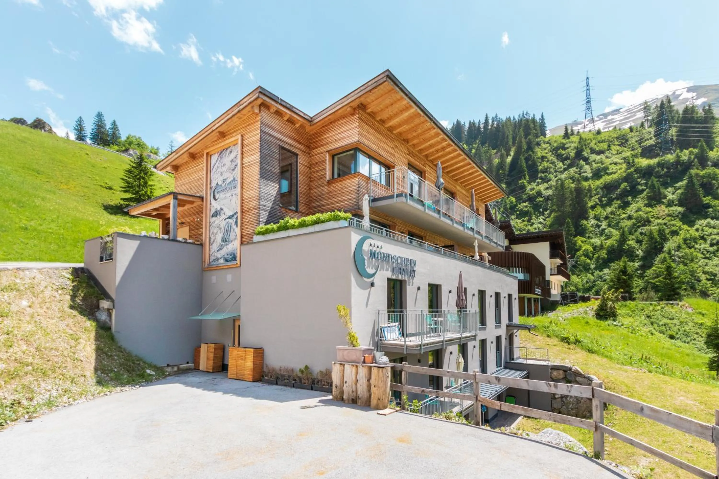 Property building in Mondschein Hotel & Chalet Ski-In Ski-Out Luxus am Arlberg