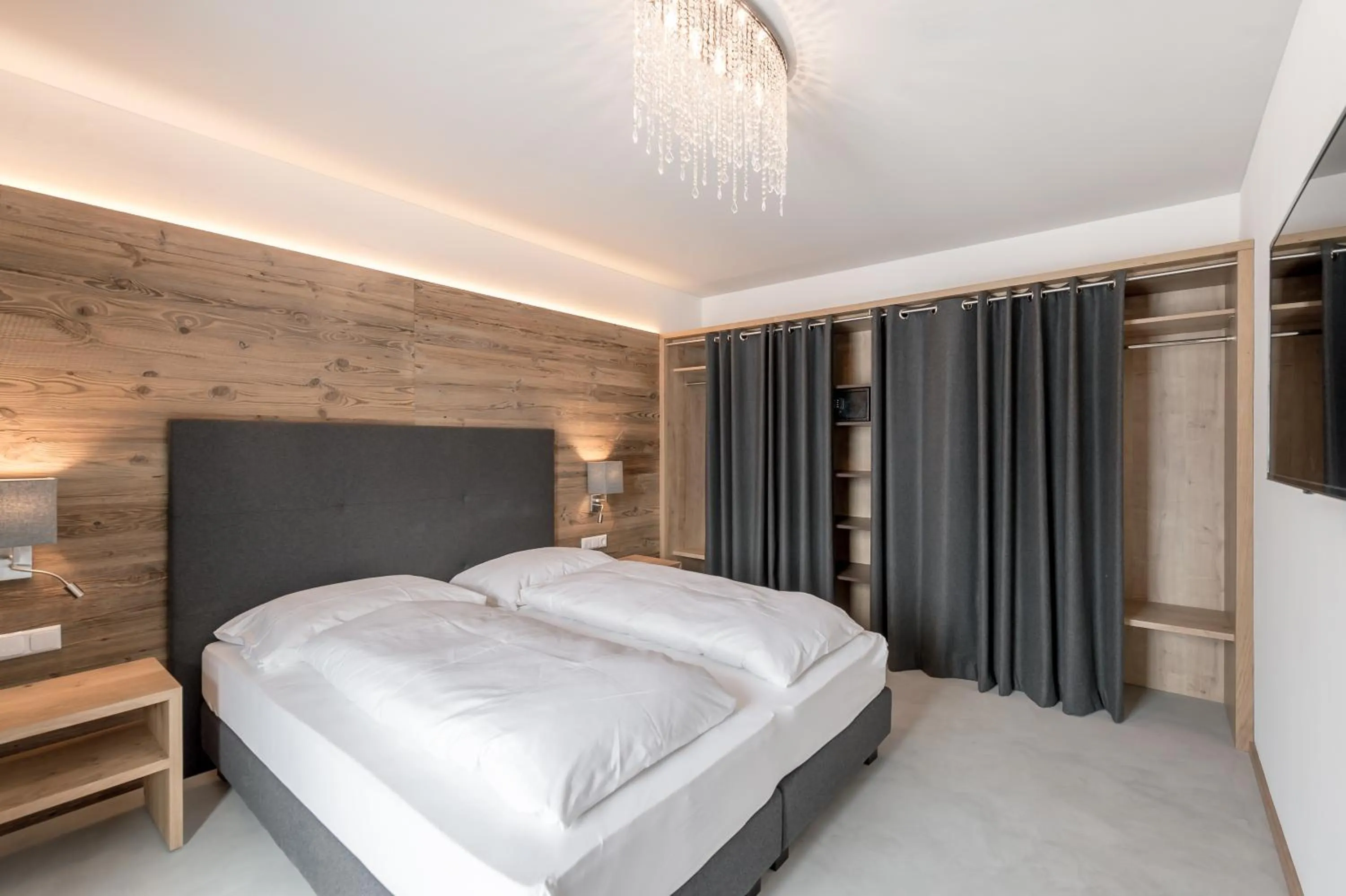 View (from property/room), Bed in Mondschein Hotel & Chalet Ski-In Ski-Out Luxus am Arlberg