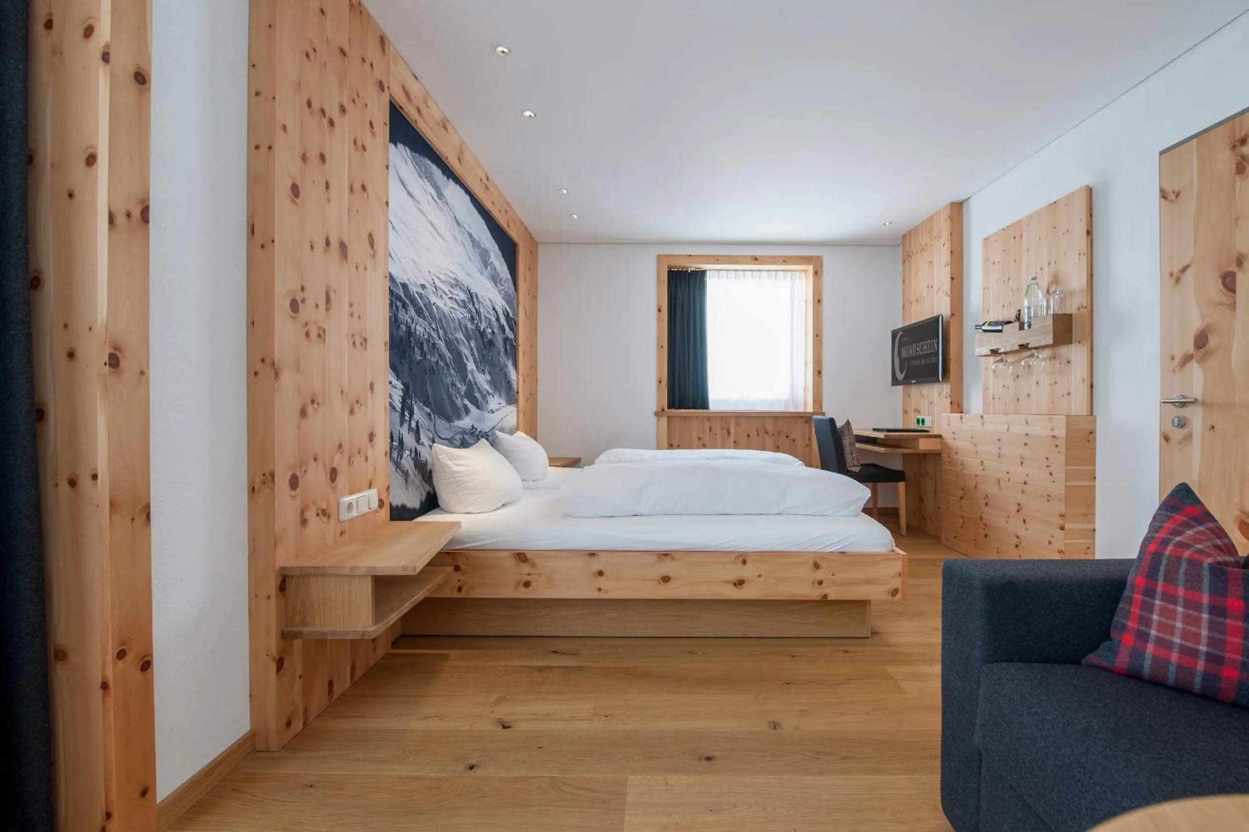 Photo of the whole room, Bed in Mondschein Hotel & Chalet Ski-In Ski-Out Luxus am Arlberg