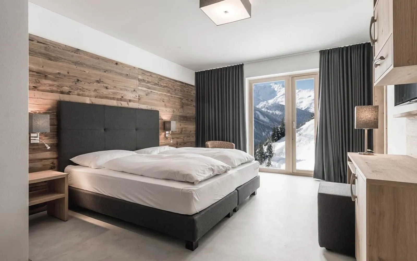 Bedroom, Bed in Mondschein Hotel & Chalet Ski-In Ski-Out Luxus am Arlberg