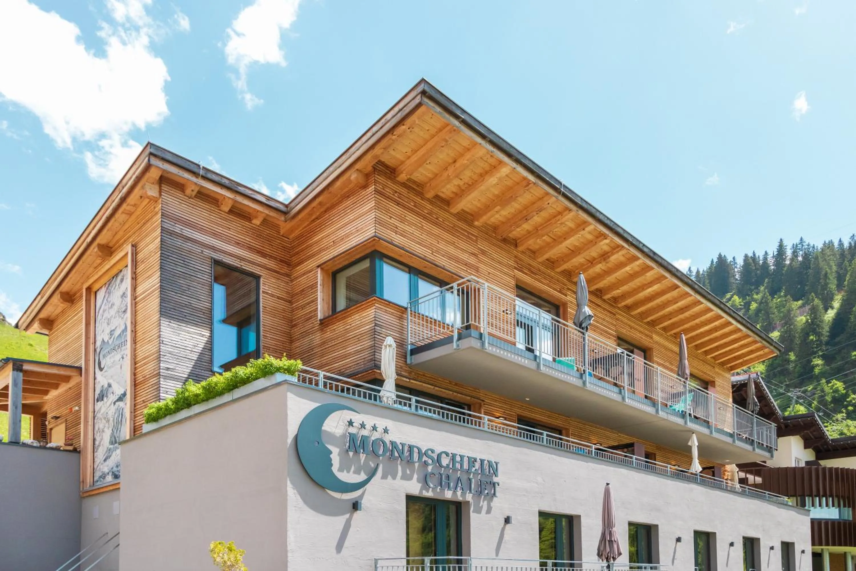 Property building in Mondschein Hotel & Chalet Ski-In Ski-Out Luxus am Arlberg