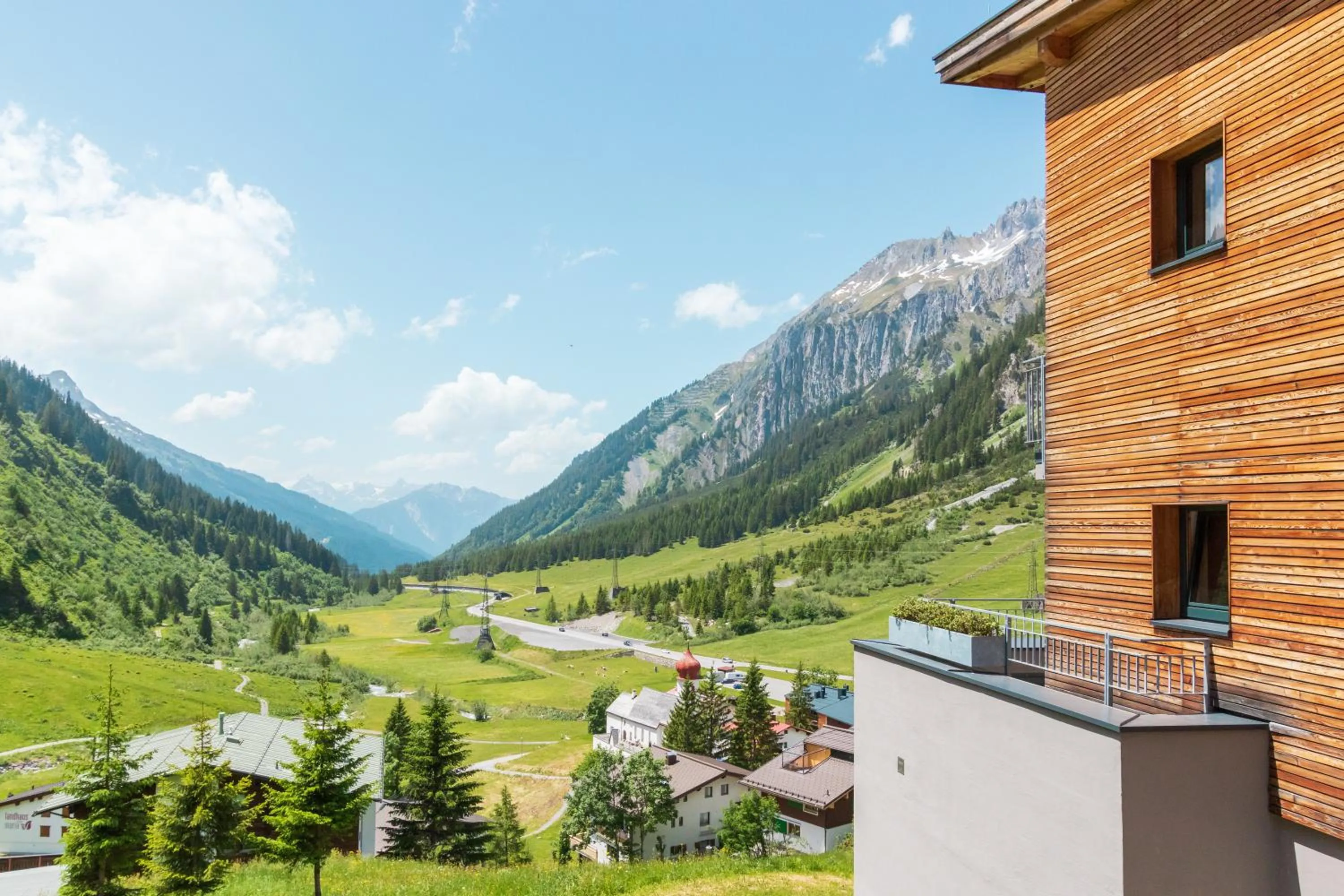 Property building in Mondschein Hotel & Chalet Ski-In Ski-Out Luxus am Arlberg