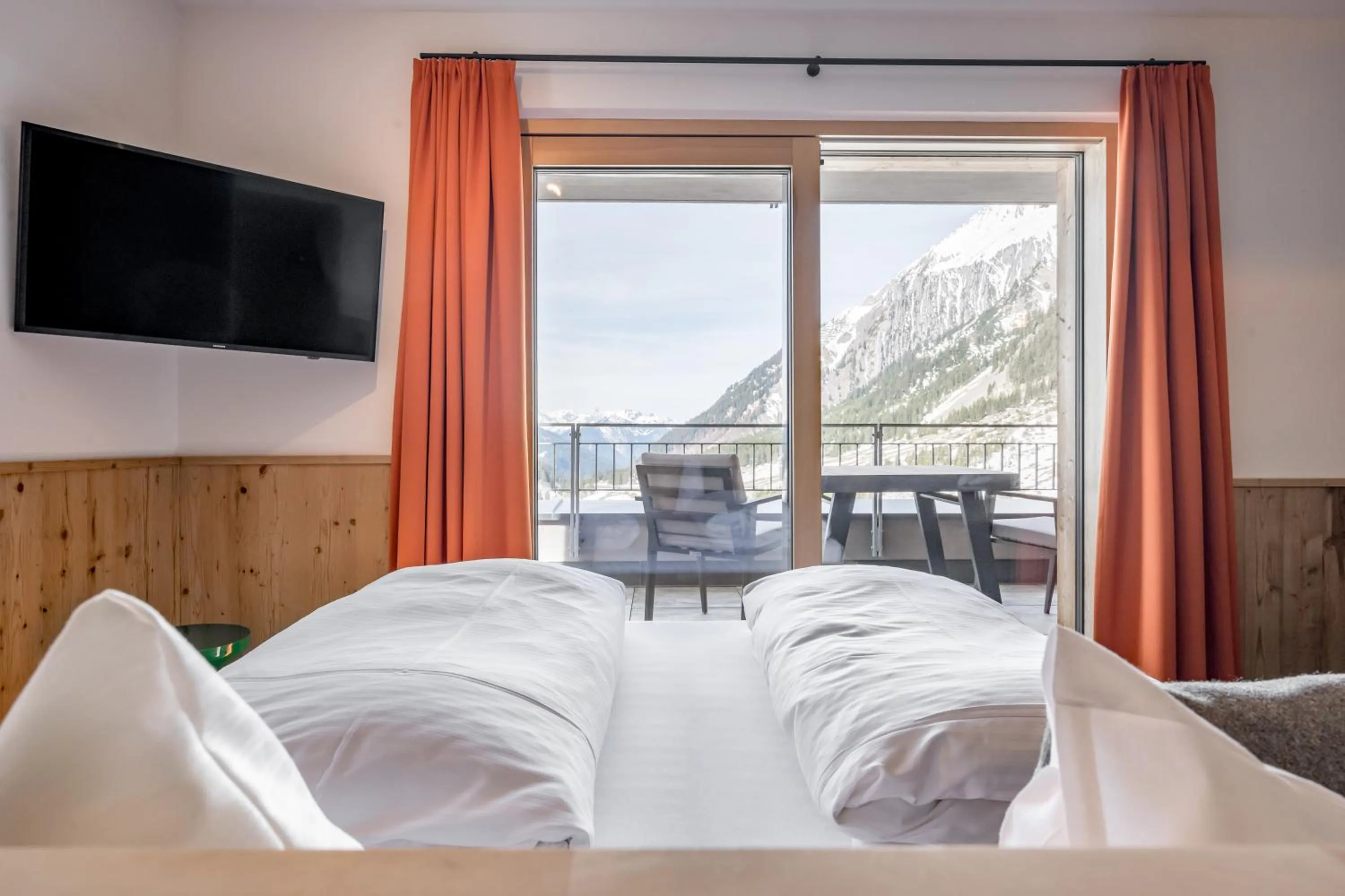 Photo of the whole room, Bed in Mondschein Hotel & Chalet Ski-In Ski-Out Luxus am Arlberg