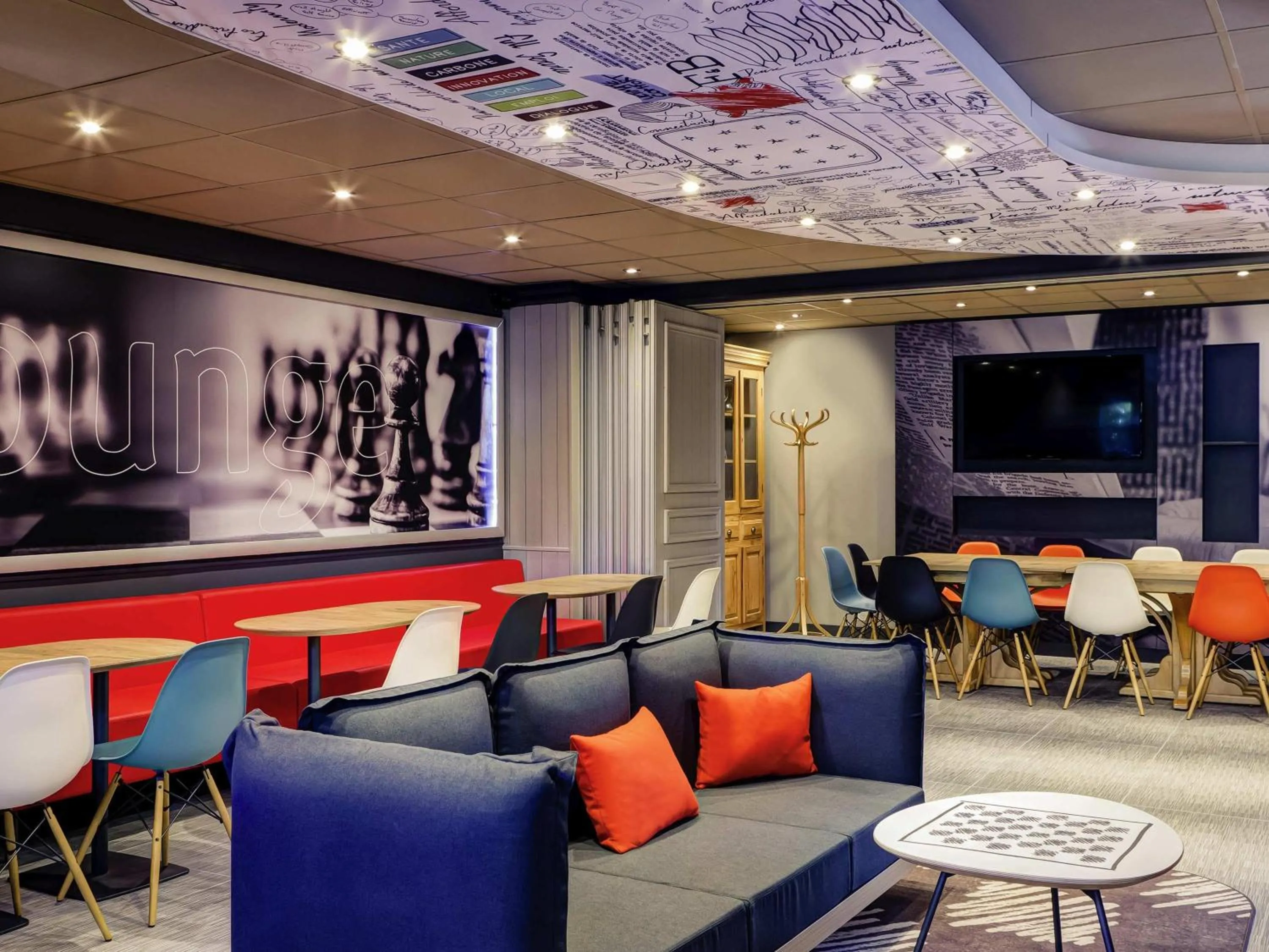 Lounge or bar in ibis Lyon Nord