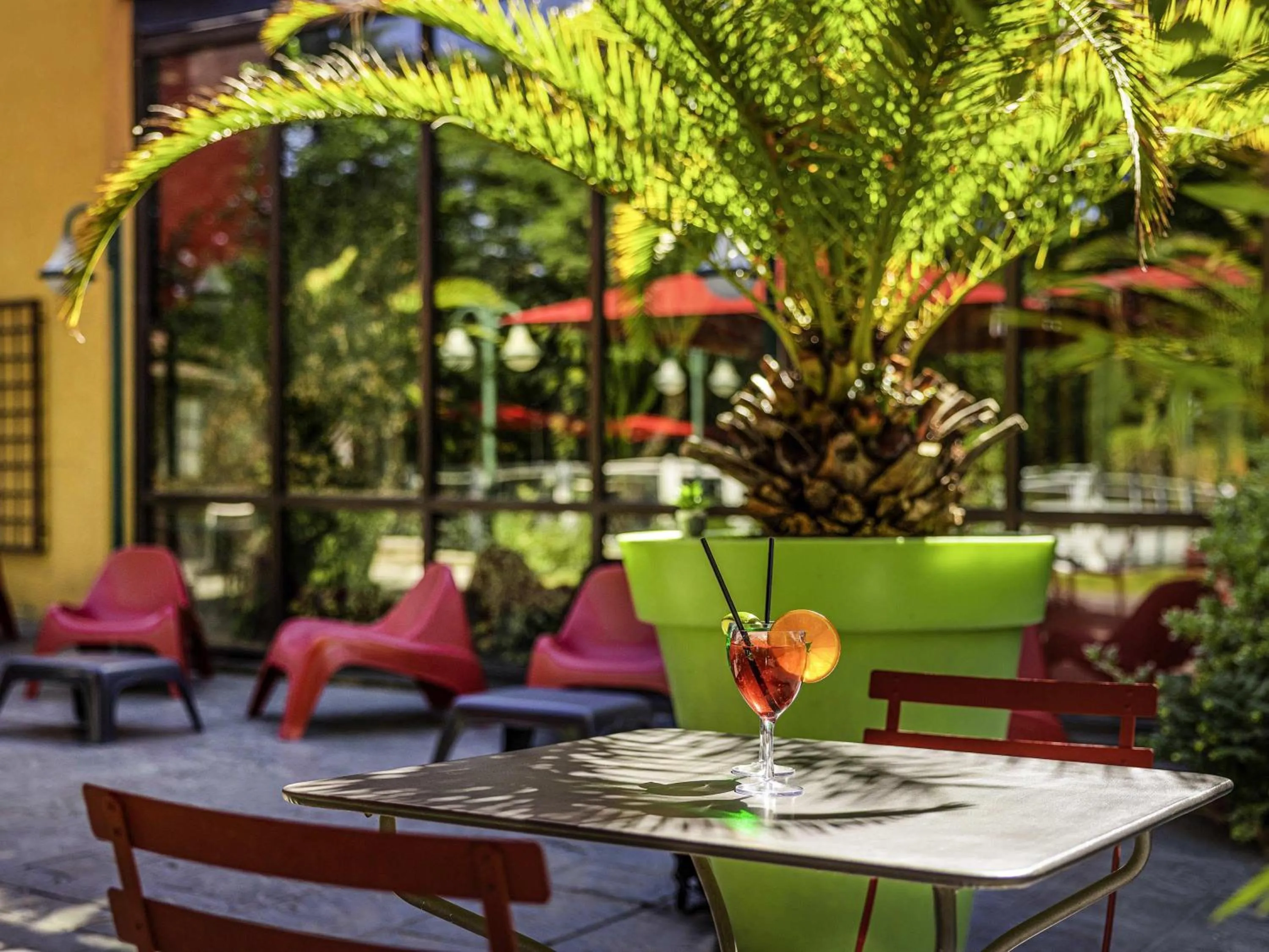 Lounge or bar in ibis Lyon Nord