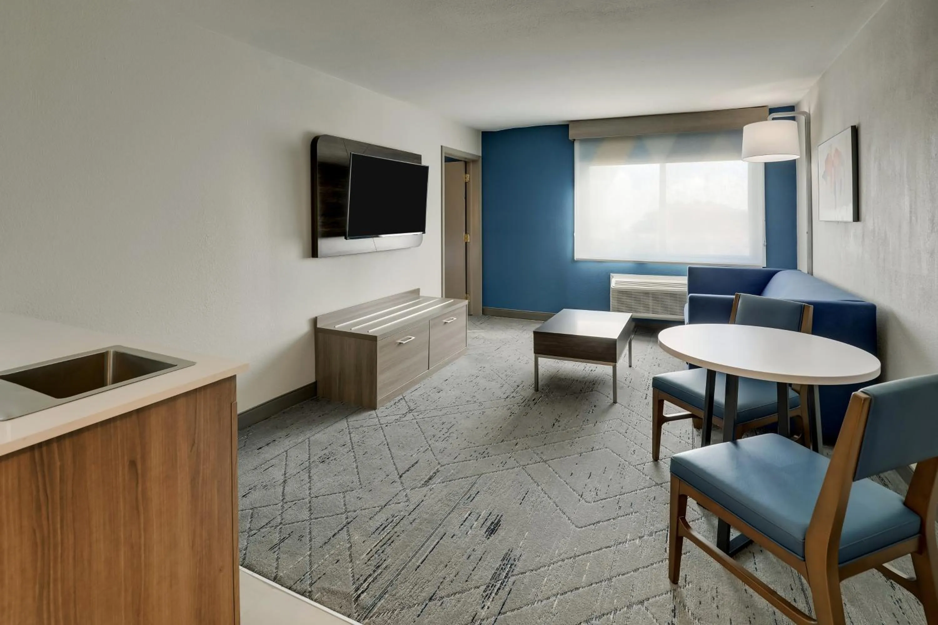 Living room in Holiday Inn Express Hotel & Suites Branson 76 Central by IHG