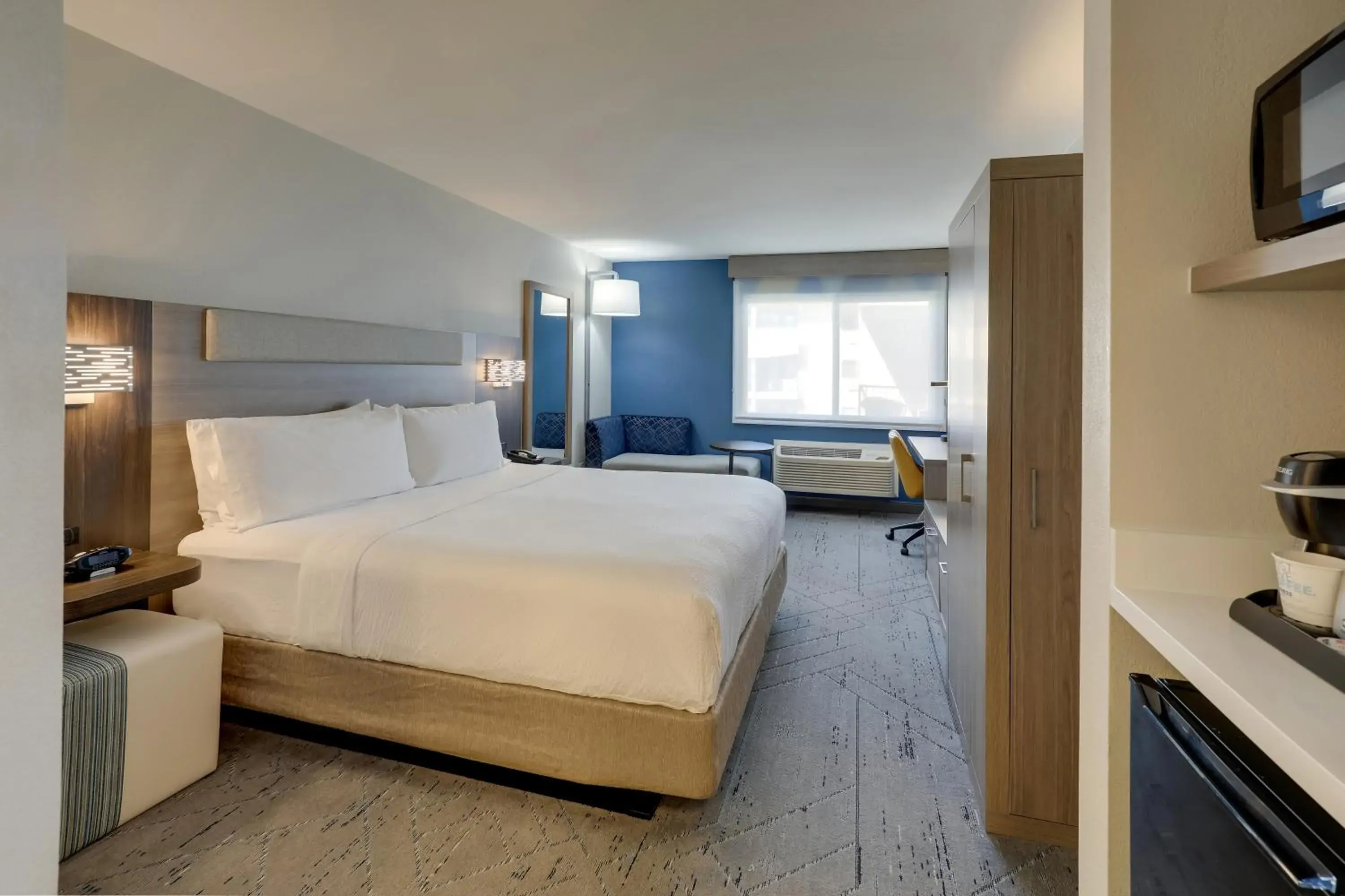 Standard King Room in Holiday Inn Express Hotel & Suites Branson 76 Central by IHG Standard King Room in Holiday Inn Express Hotel & Suites Branson 76 Central by IHG