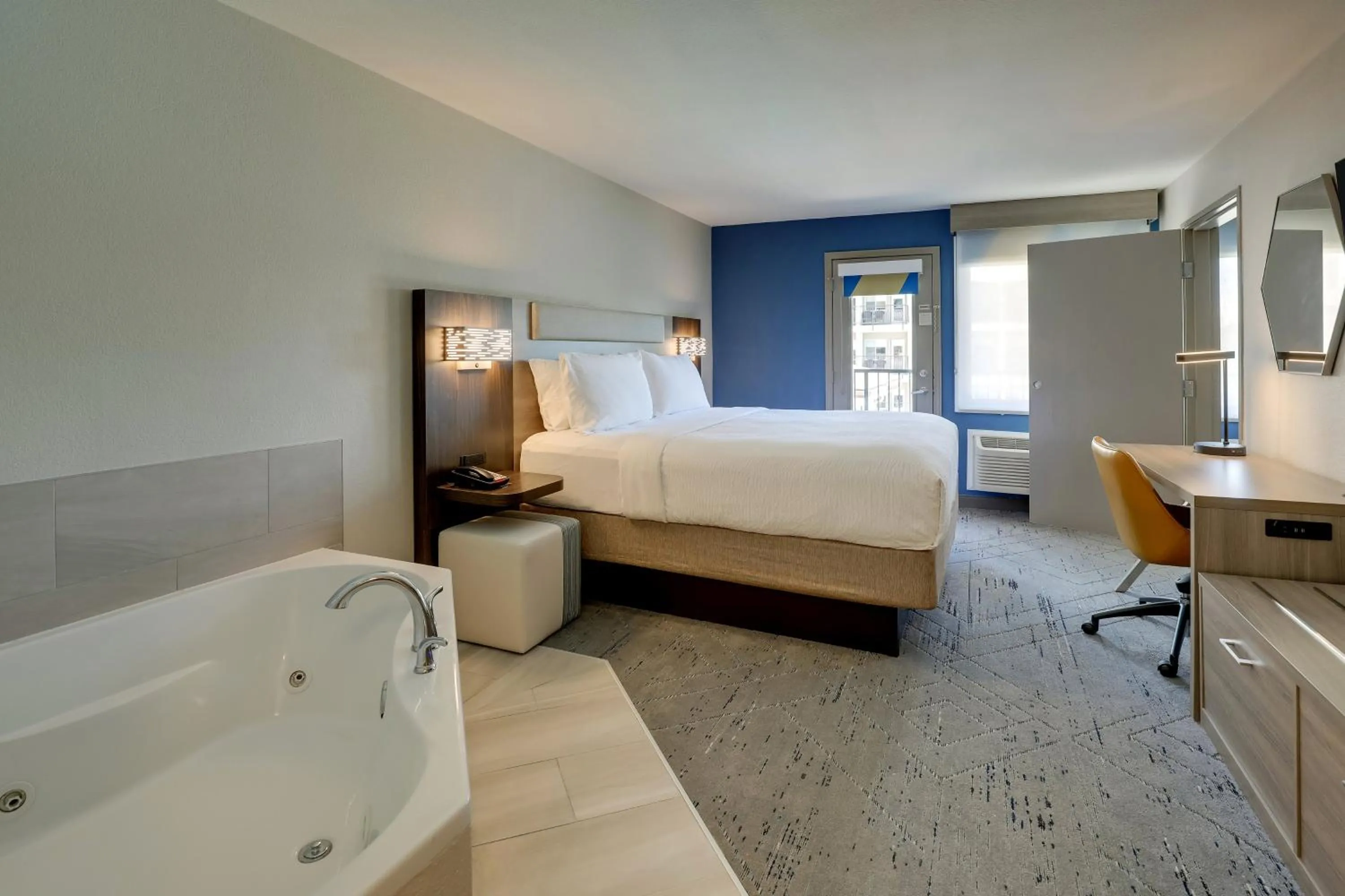 Photo of the whole room, Bed in Holiday Inn Express Hotel & Suites Branson 76 Central by IHG