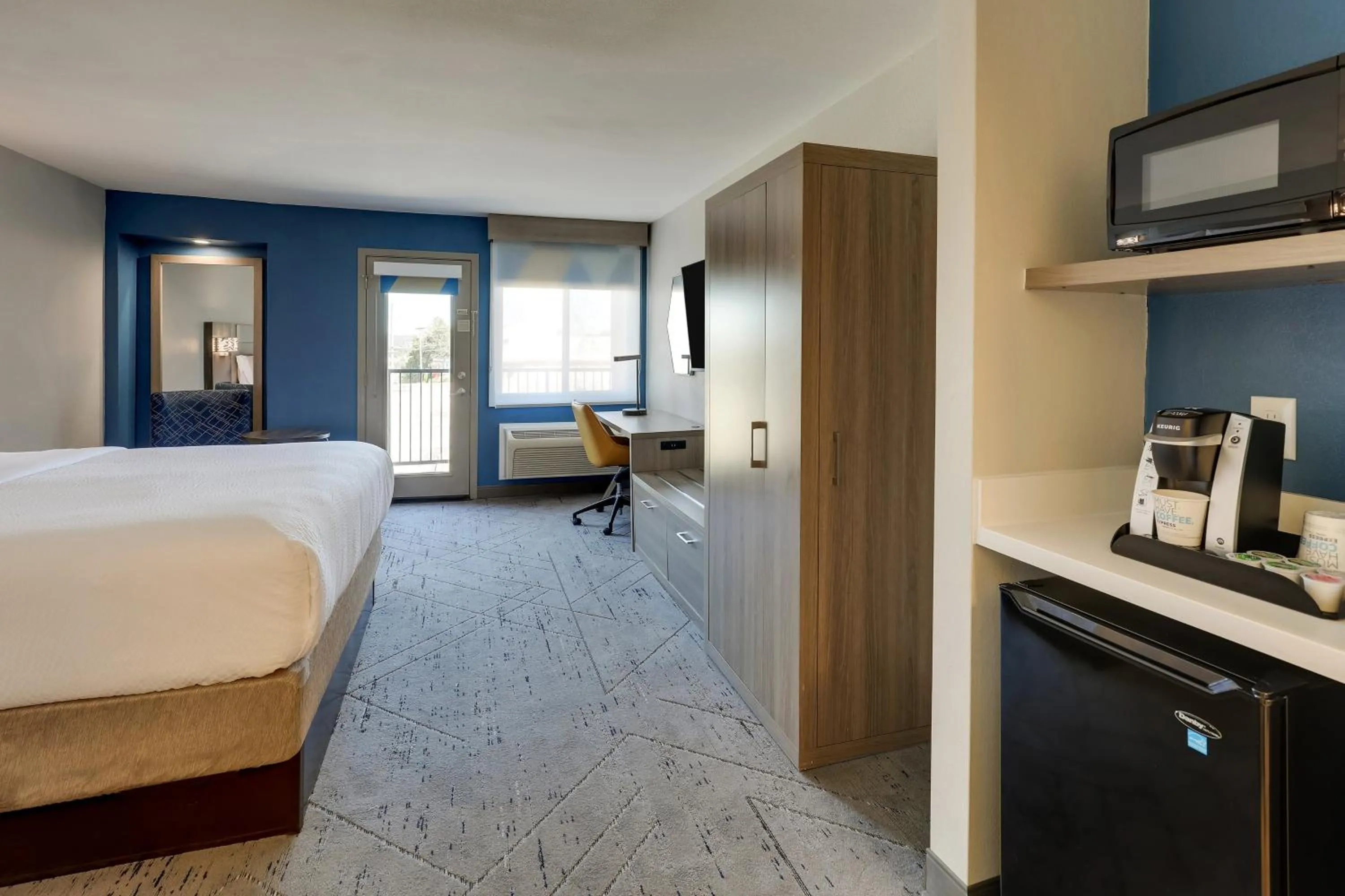 Photo of the whole room, Bed in Holiday Inn Express Hotel & Suites Branson 76 Central by IHG