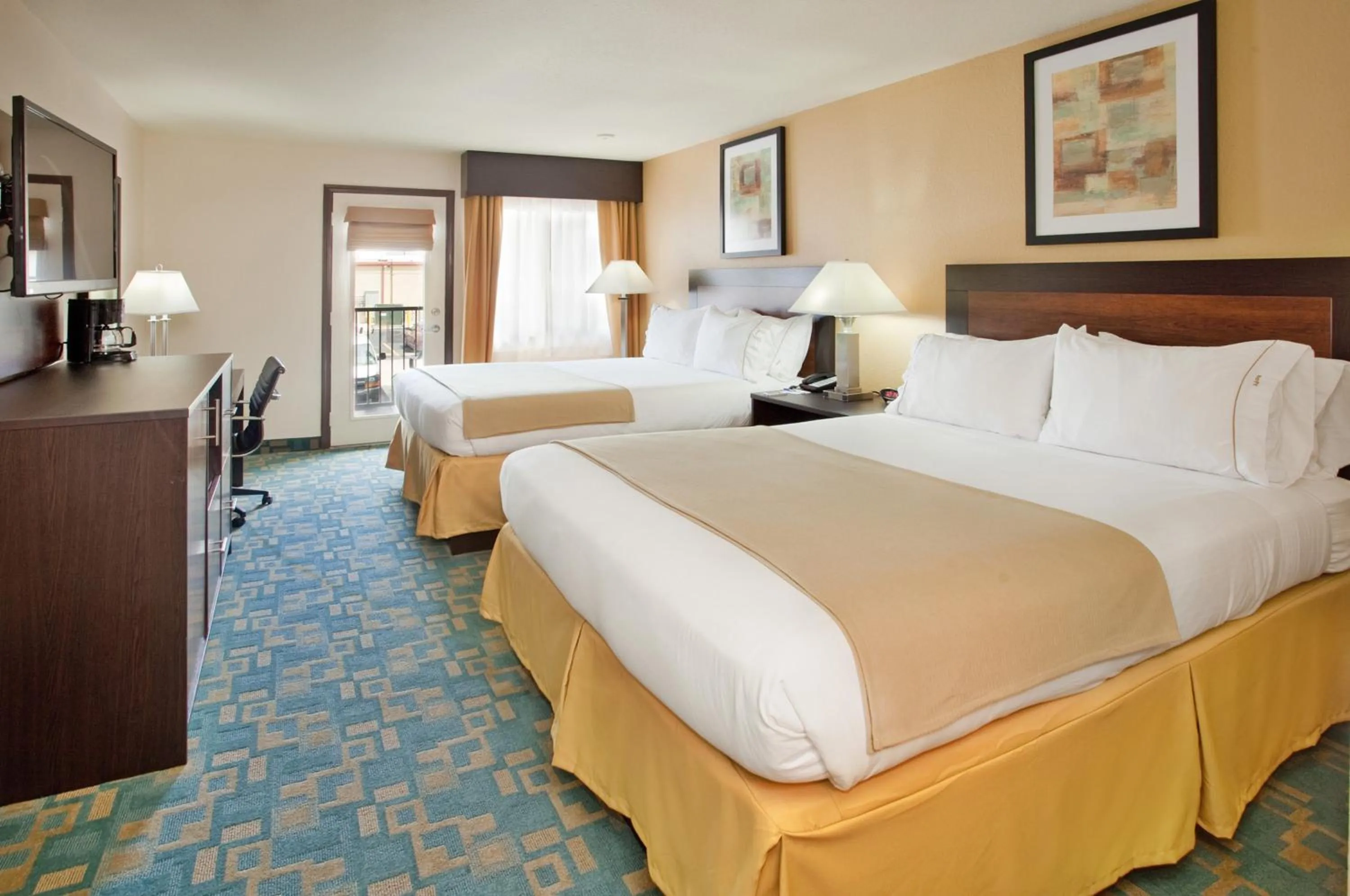 Photo of the whole room, Bed in Holiday Inn Express Hotel & Suites Branson 76 Central by IHG