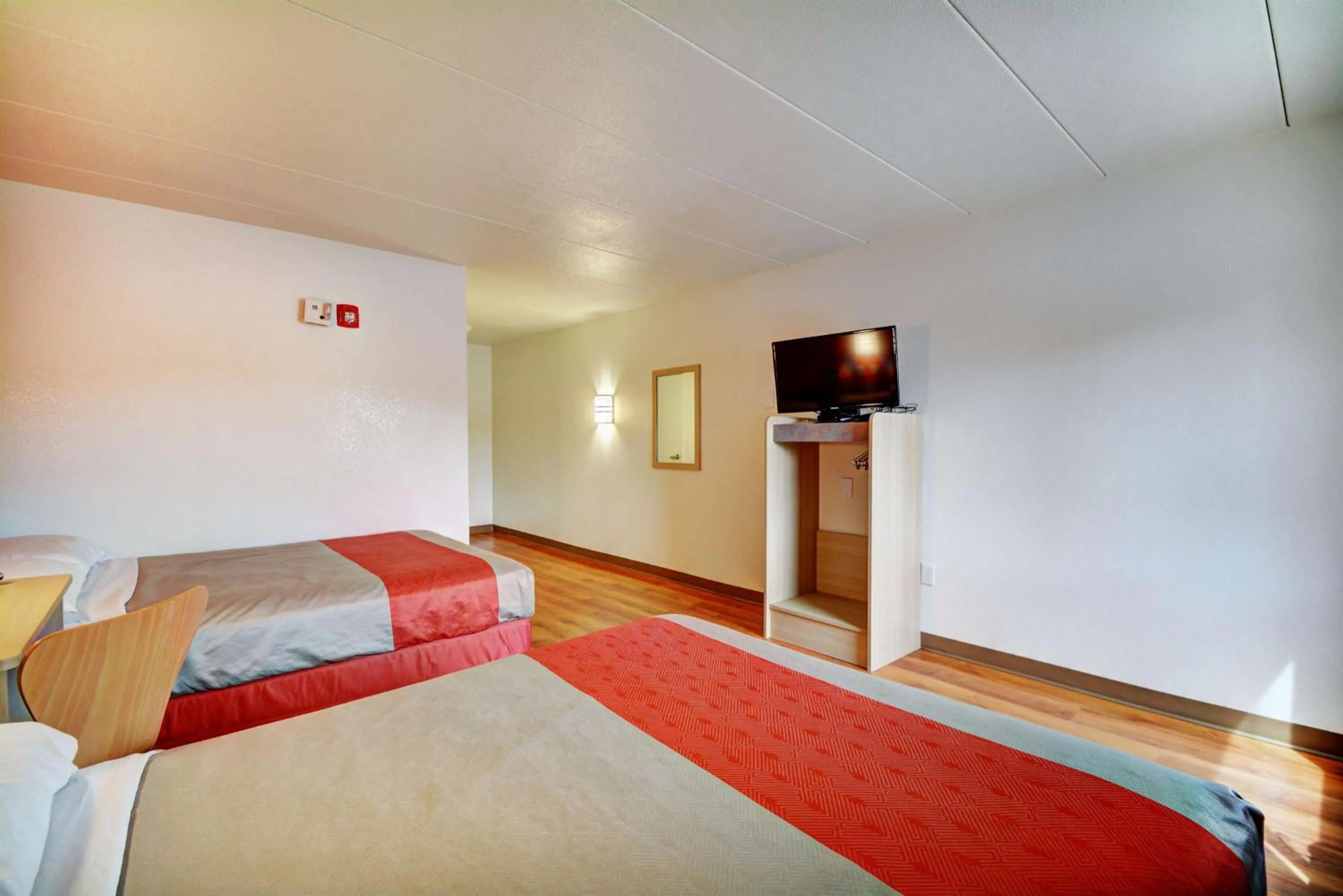 TV and multimedia, Bed in Motel 6-Seekonk, MA - Providence East