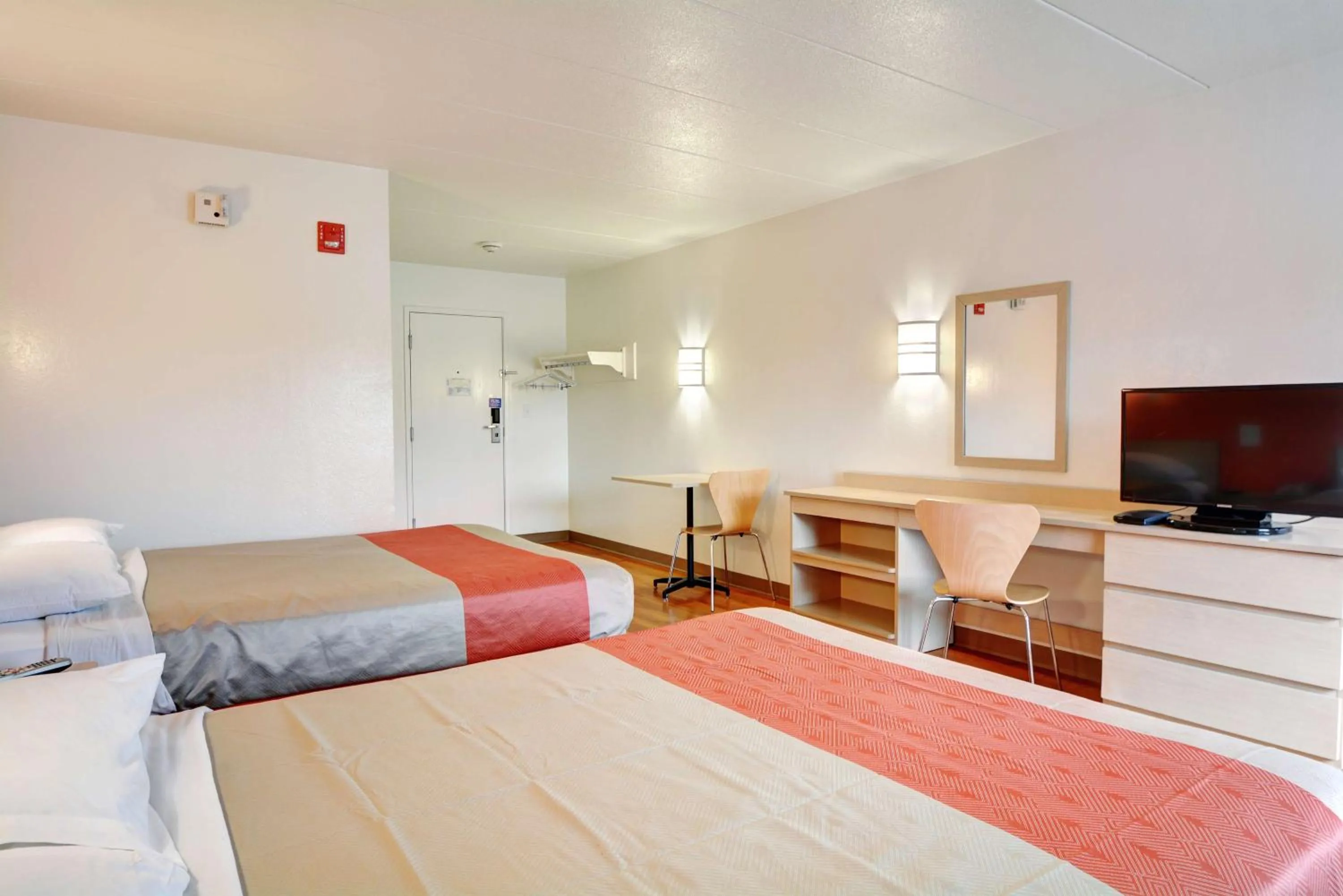 TV and multimedia, Bed in Motel 6-Seekonk, MA - Providence East
