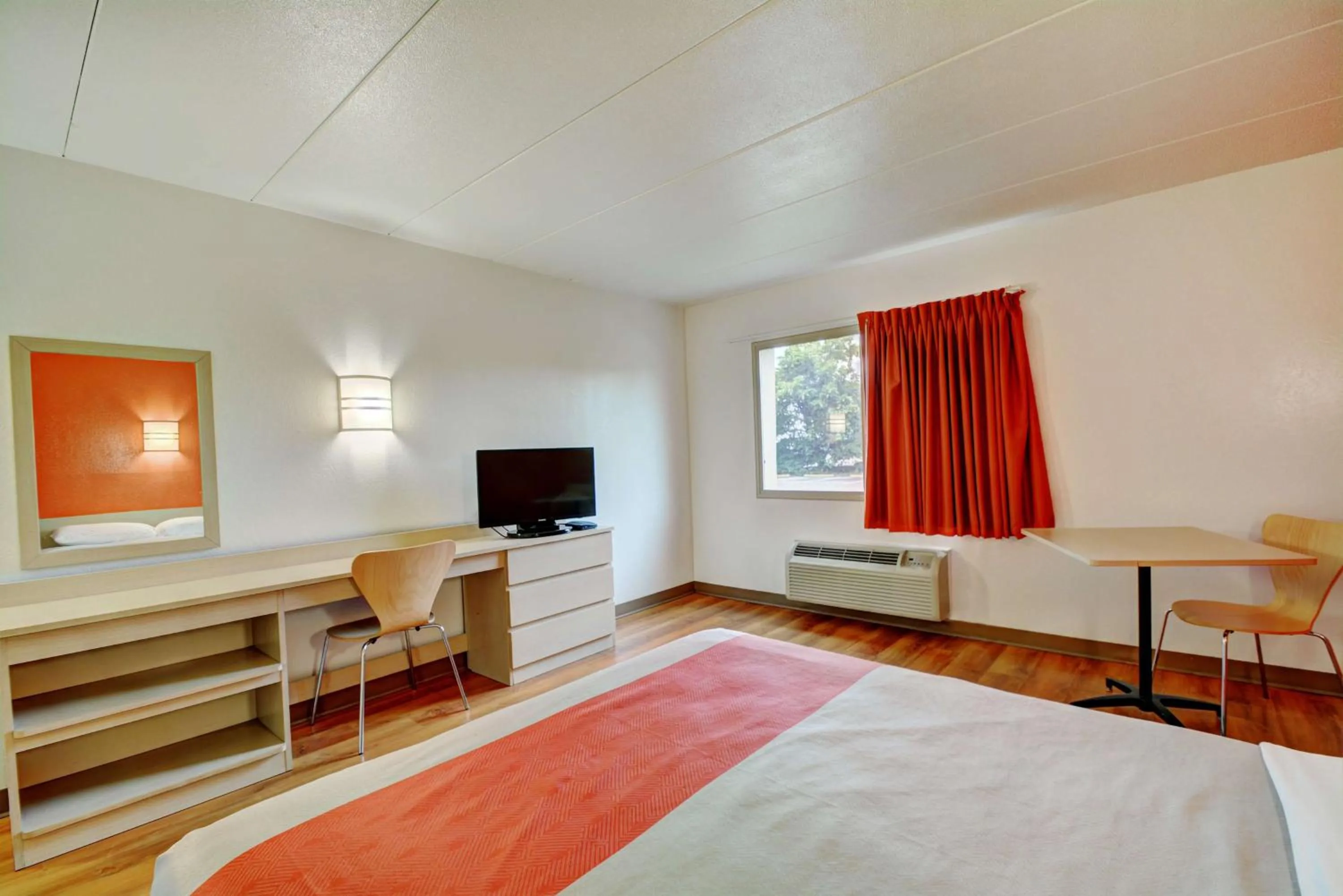 TV and multimedia, Bed in Motel 6-Seekonk, MA - Providence East