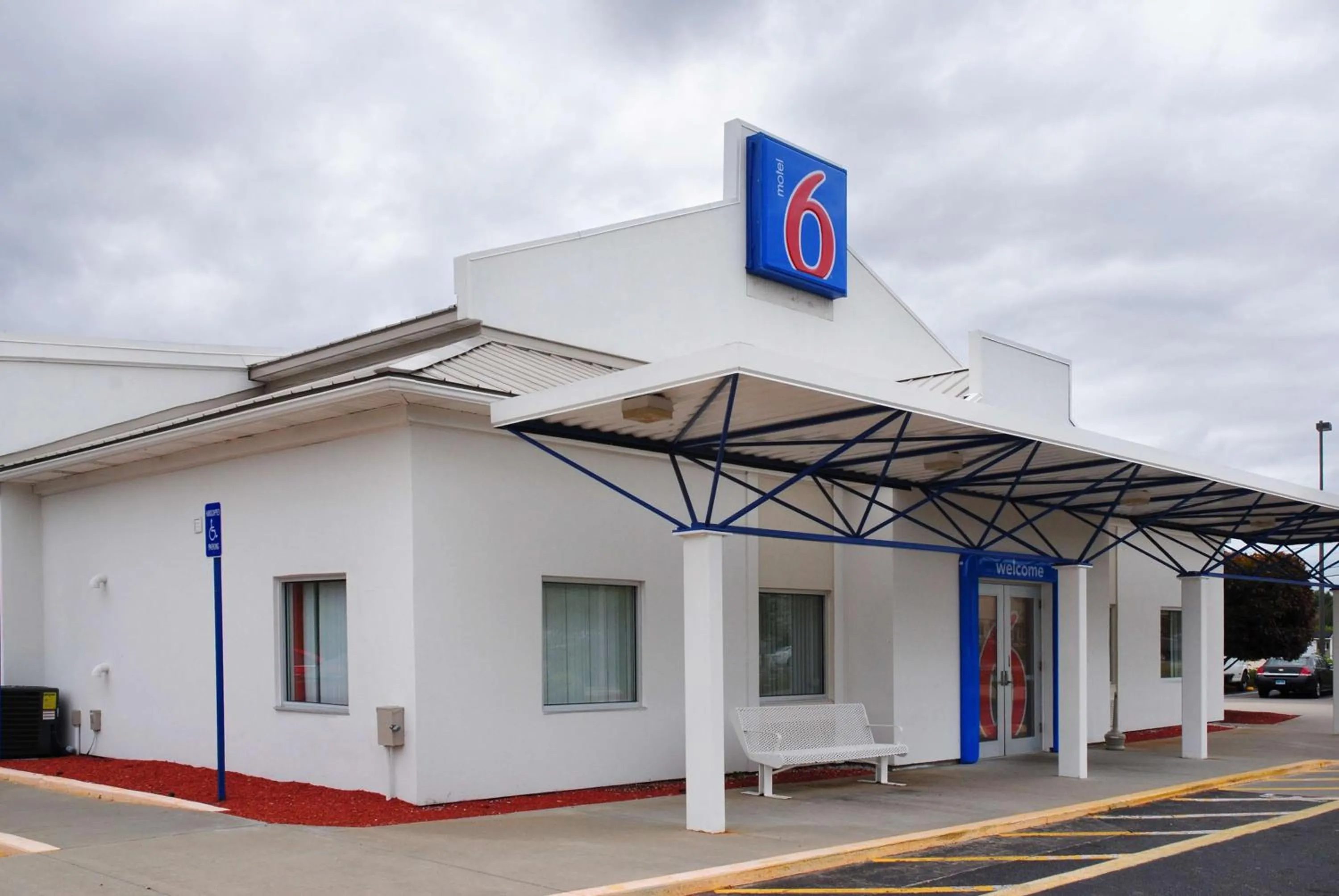 Property building in Motel 6-Seekonk, MA - Providence East