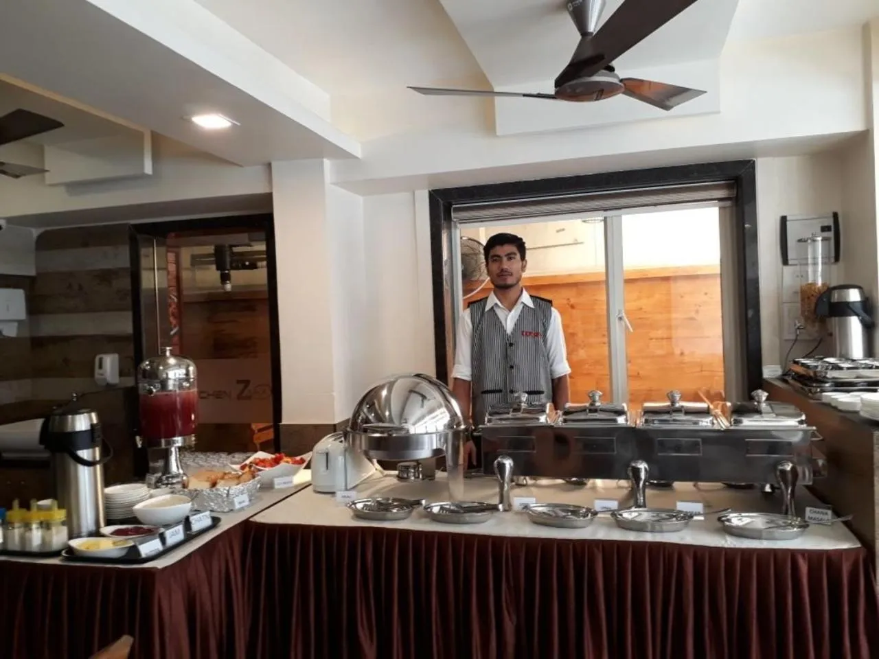 Buffet breakfast in Hotel Kochi Caprice