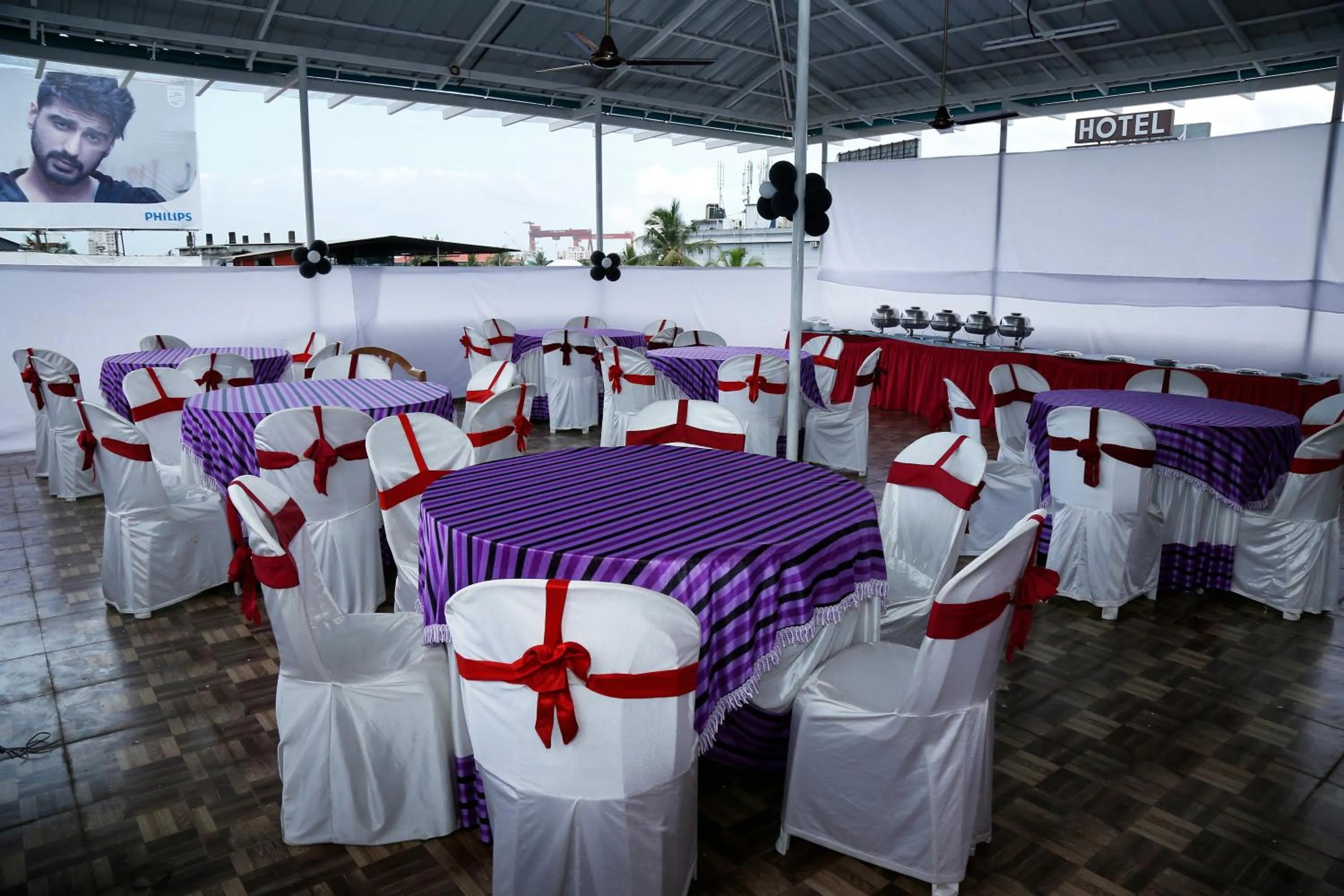 Restaurant/places to eat in Hotel Kochi Caprice
