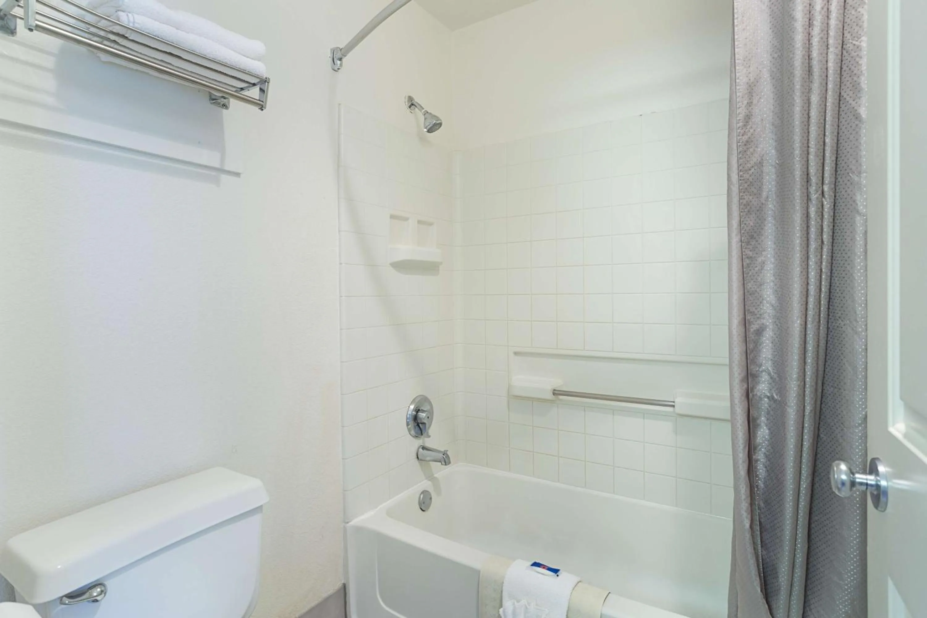 Bathroom in Motel 6-Williams, AZ - West - Grand Canyon