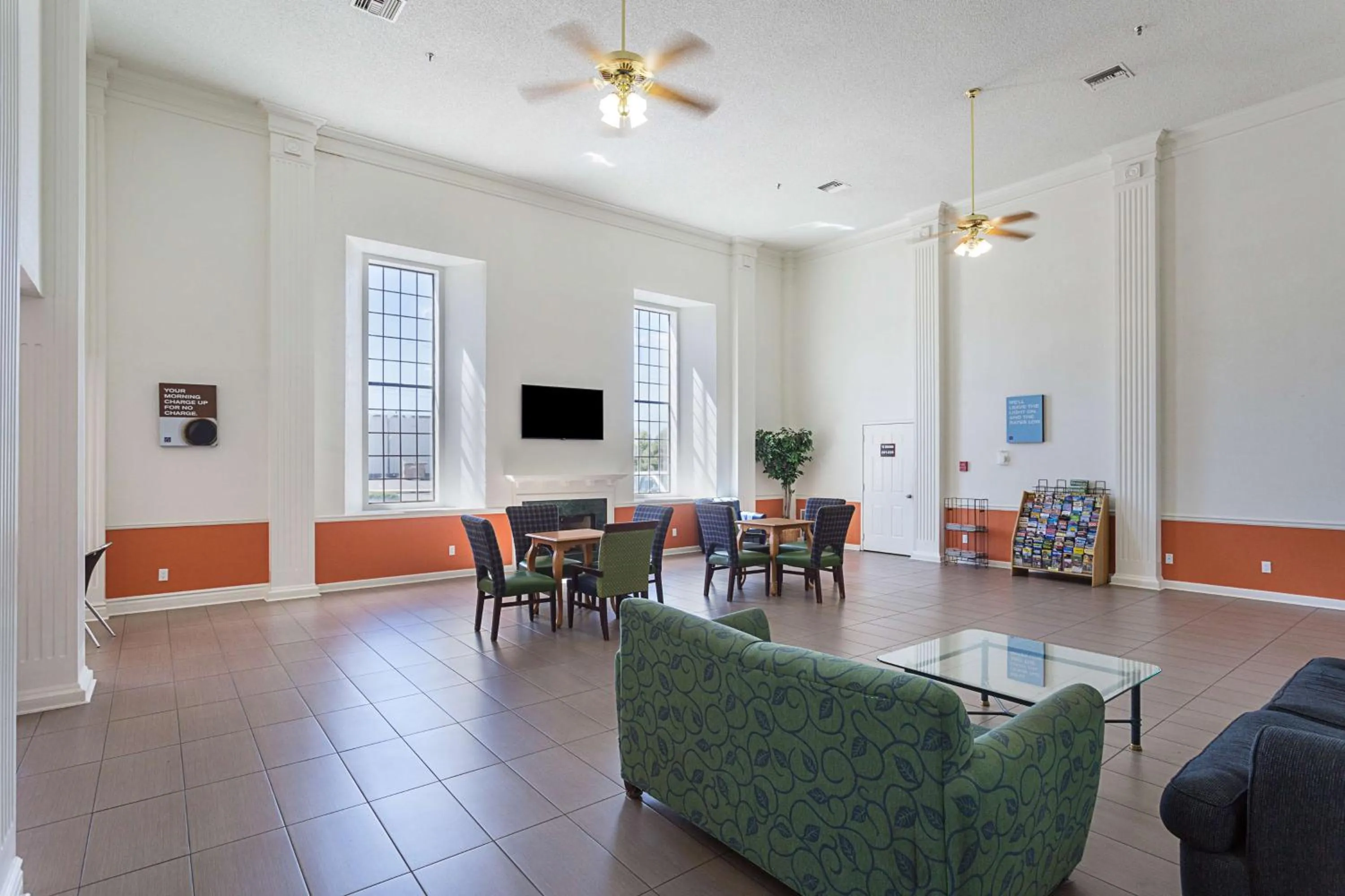 Communal lounge/ TV room in Motel 6-Williams, AZ - West - Grand Canyon