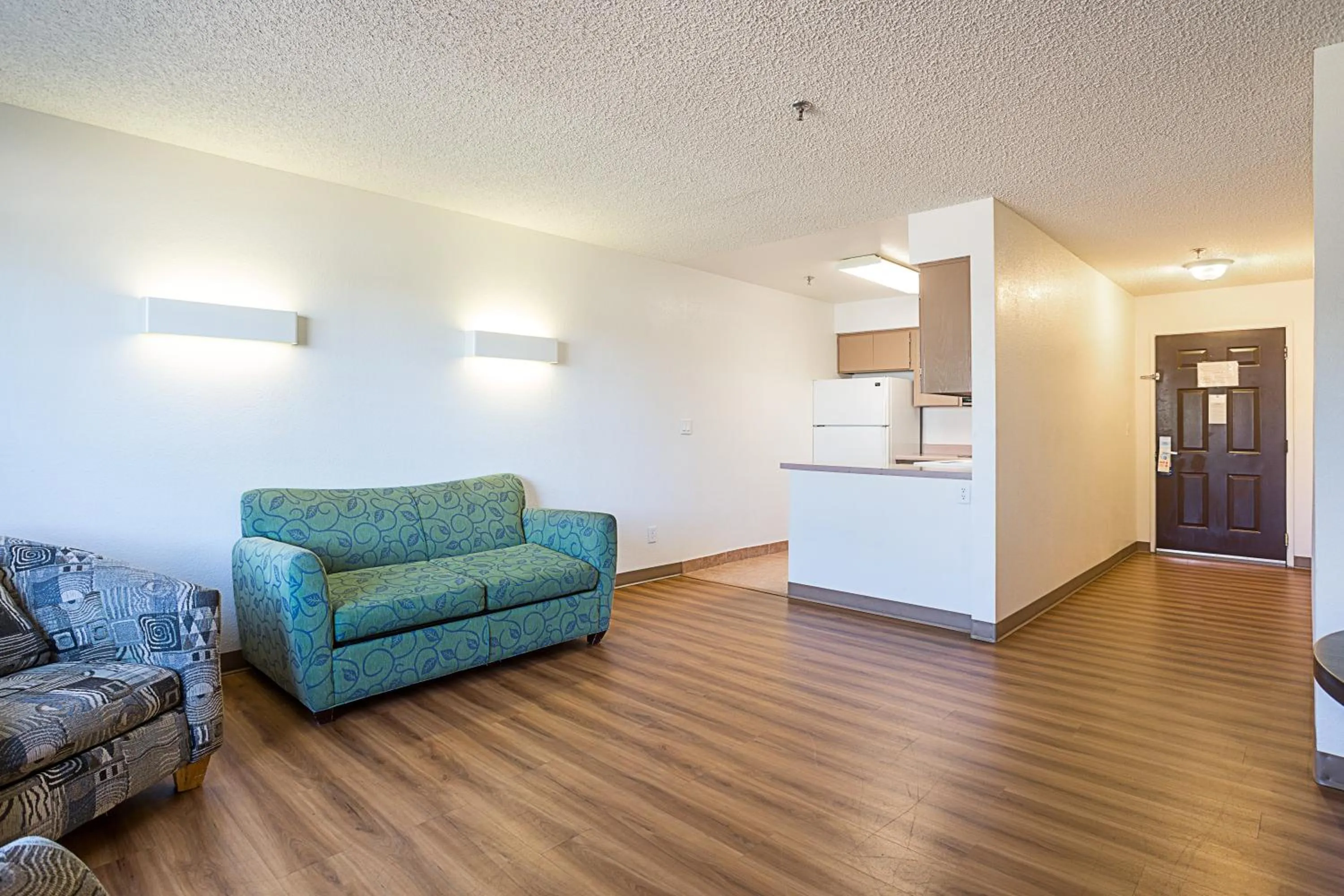 Seating area in Motel 6-Williams, AZ - West - Grand Canyon