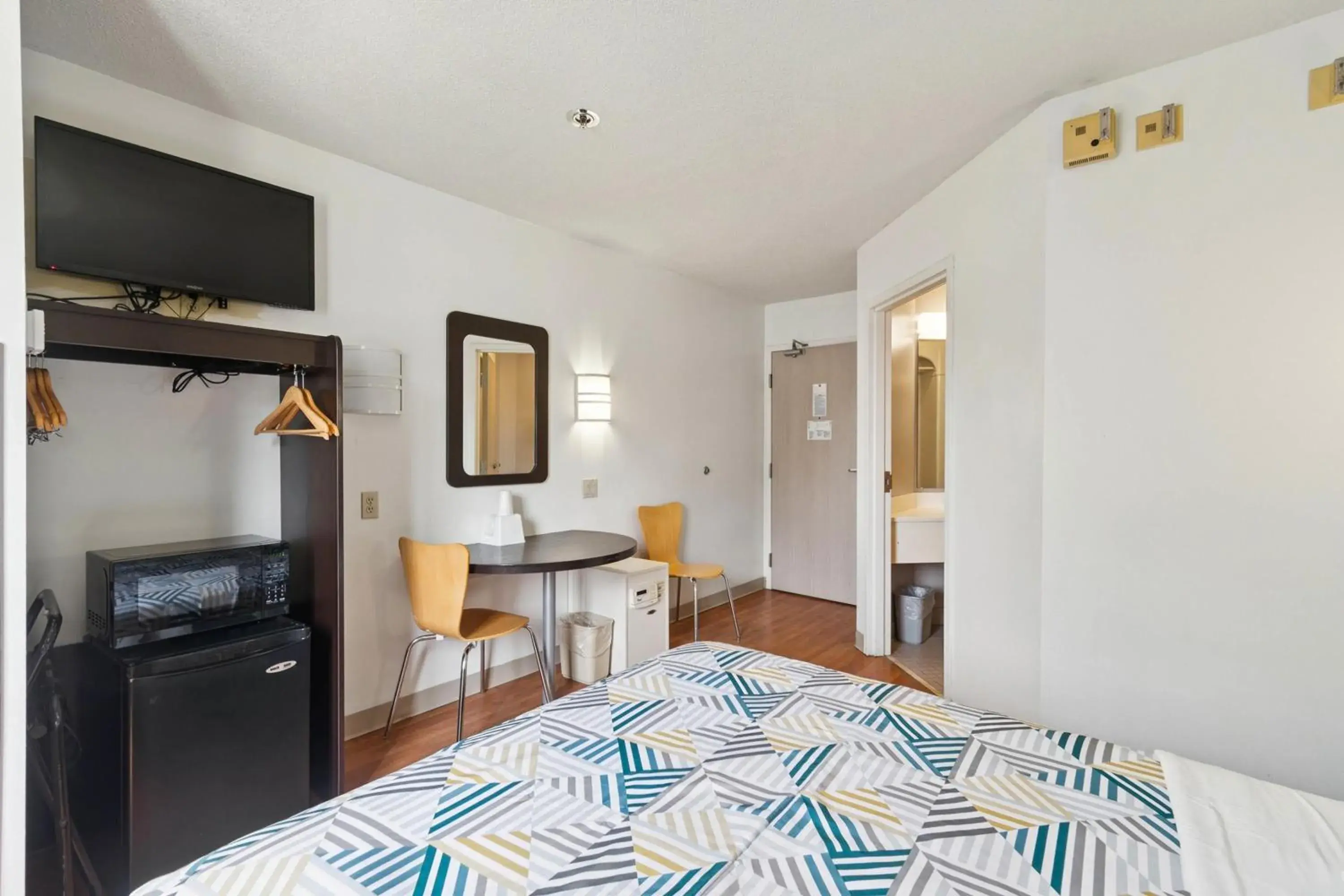 Queen Room - Non-Smoking in Motel 6-Milan, OH - Sandusky Queen Room - Non-Smoking in Motel 6-Milan, OH - Sandusky