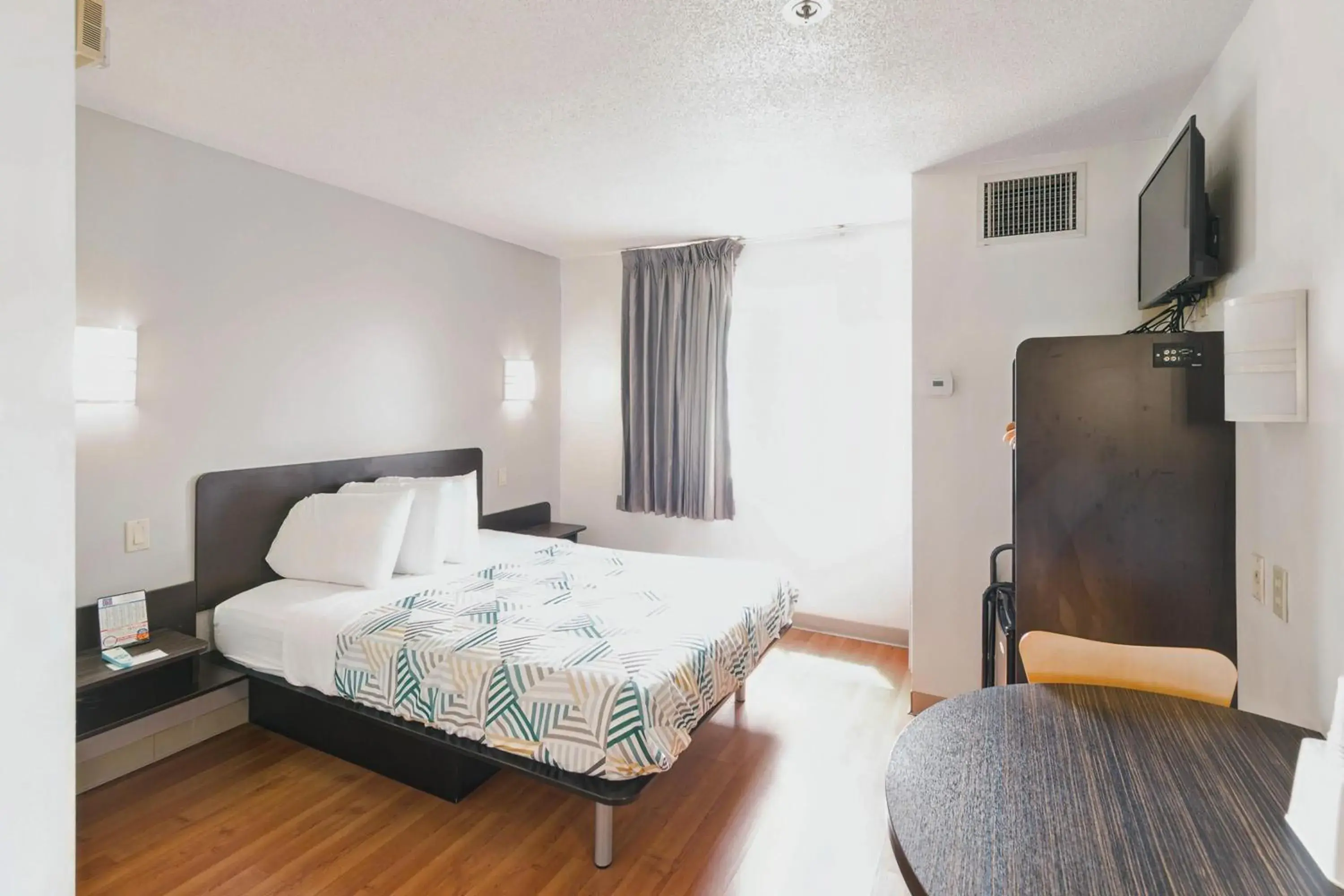 Deluxe Queen Room - single occupancy - Non-Smoking in Motel 6-Milan, OH - Sandusky Deluxe Queen Room - single occupancy - Non-Smoking in Motel 6-Milan, OH - Sandusky