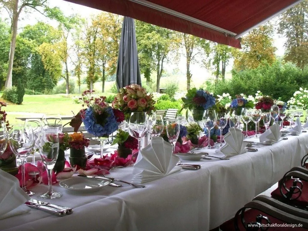 Restaurant/places to eat in Schloss Auel Boutique Hotel & Design Golf Lodge