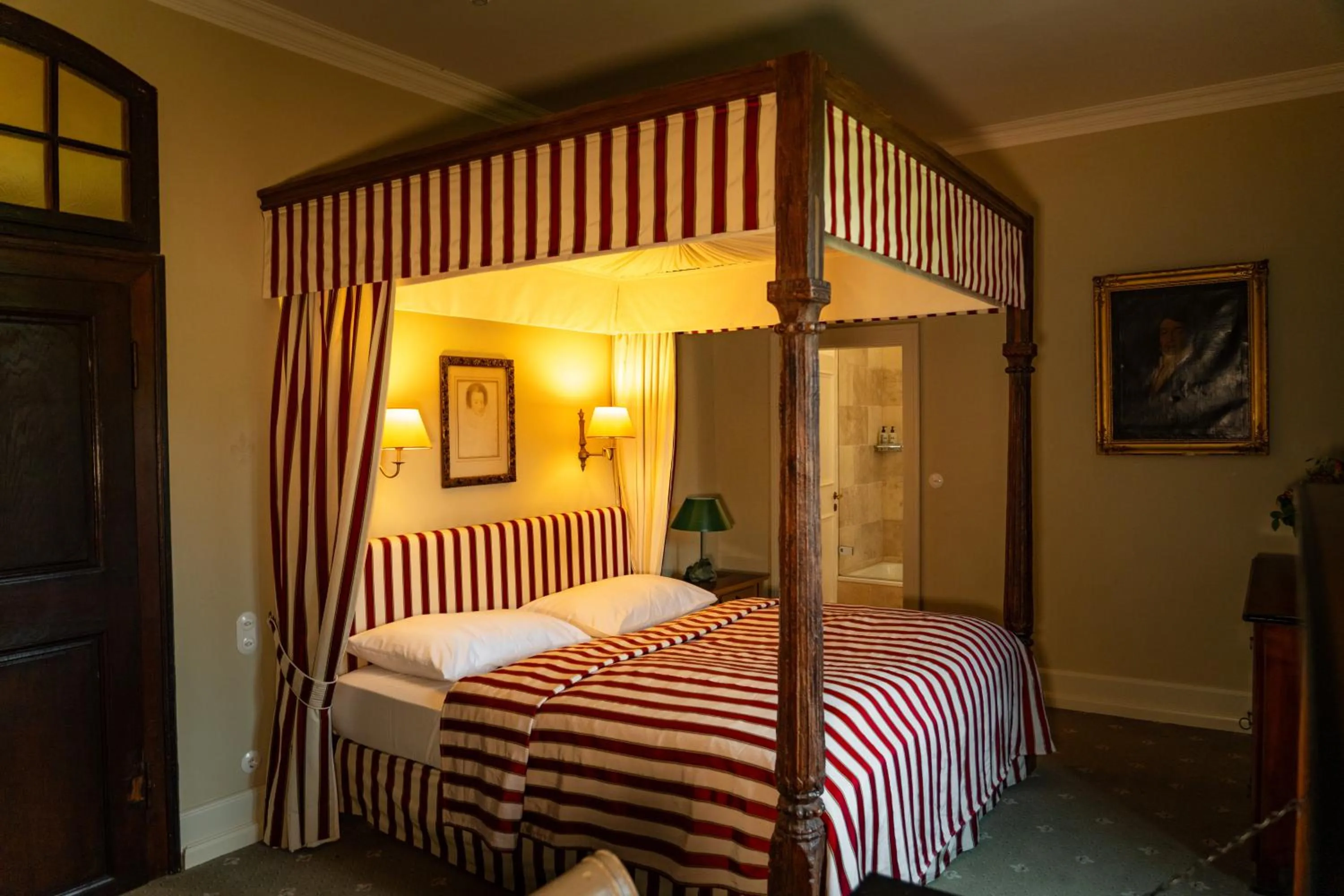 Bed in Schloss Auel Boutique Hotel & Design Golf Lodge
