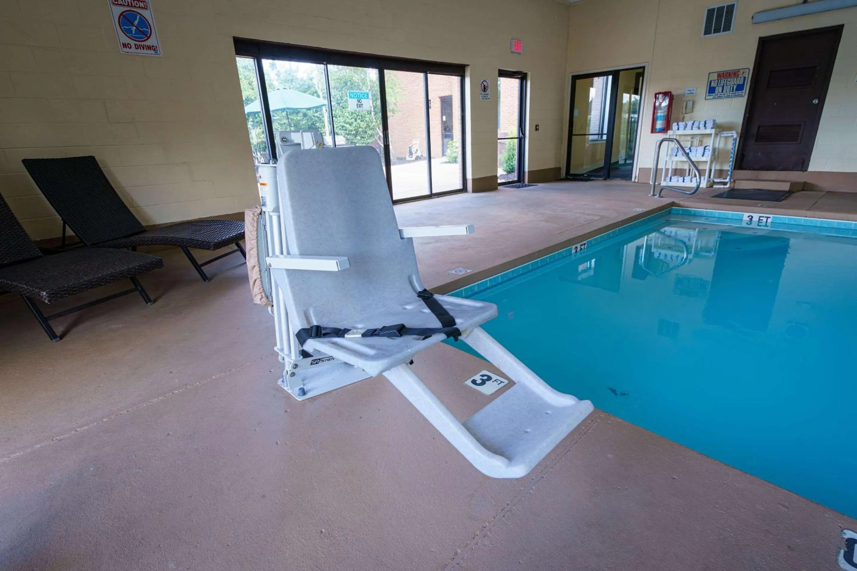 Swimming pool in Quality Inn I-75 West Chester-North Cincinnati