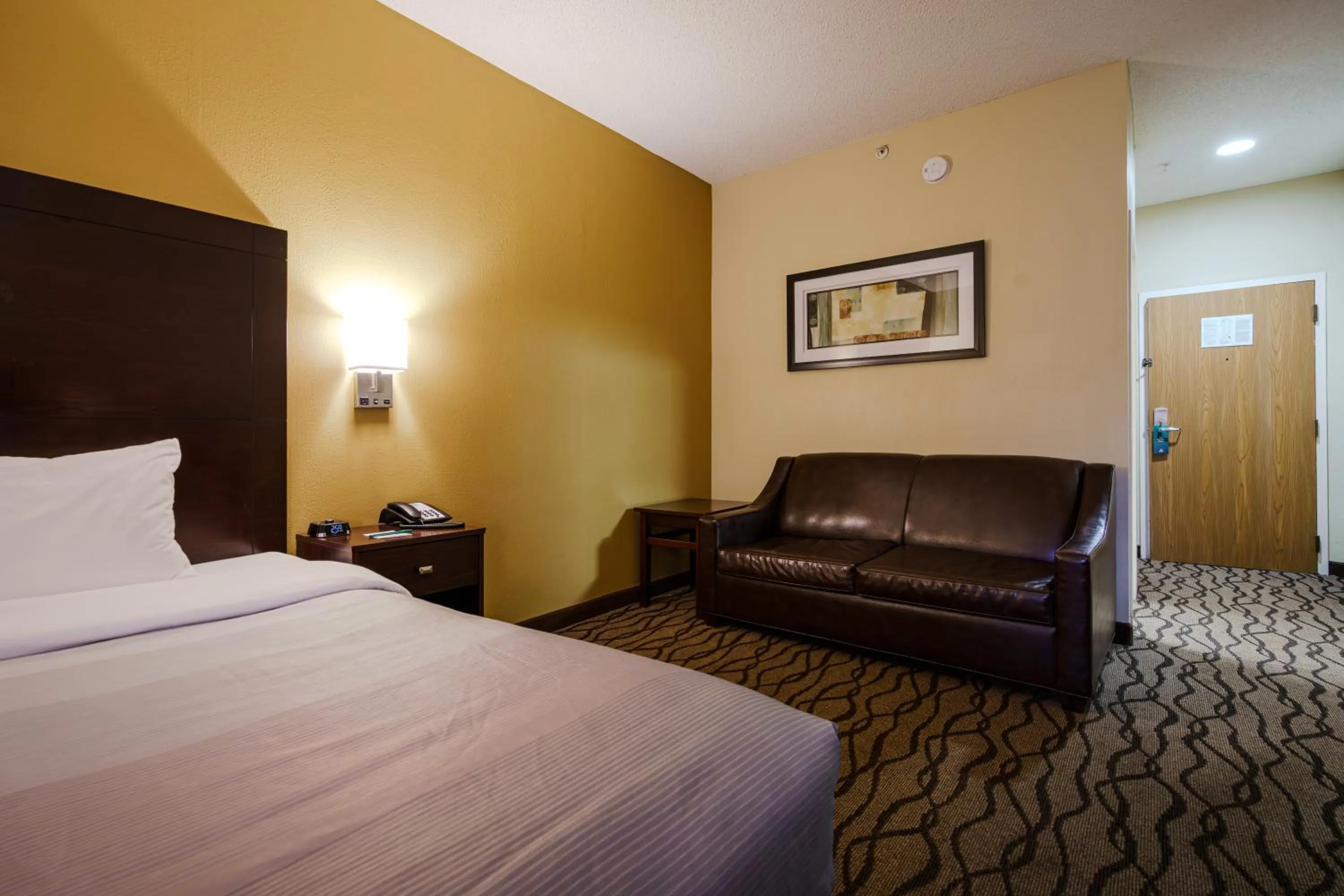 Seating area, Bed in Quality Inn I-75 West Chester-North Cincinnati