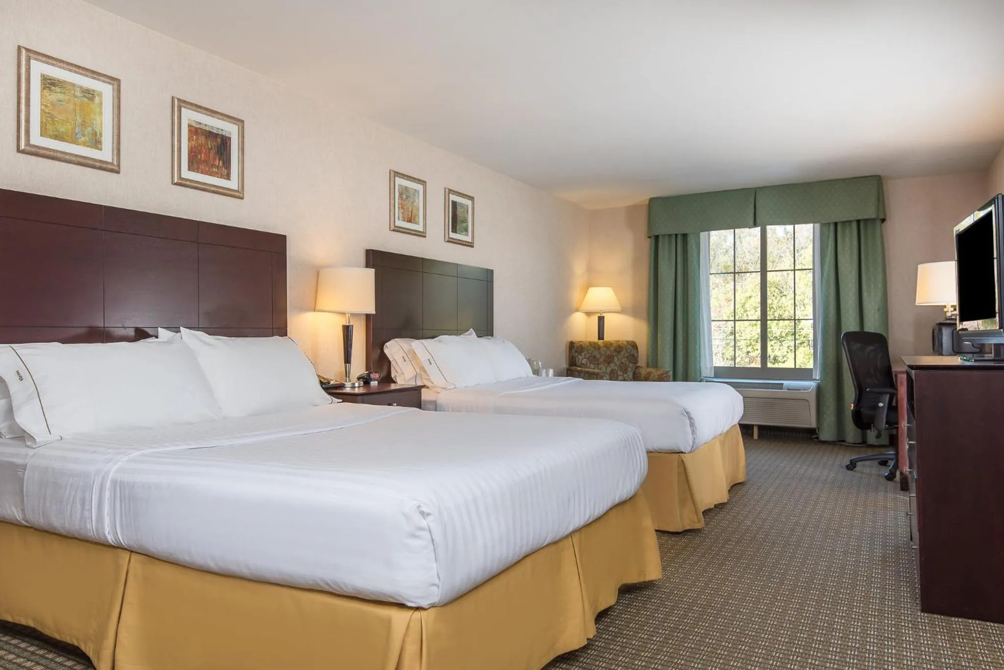 Photo of the whole room, Bed in Holiday Inn Express Haskell-Wayne Area by IHG