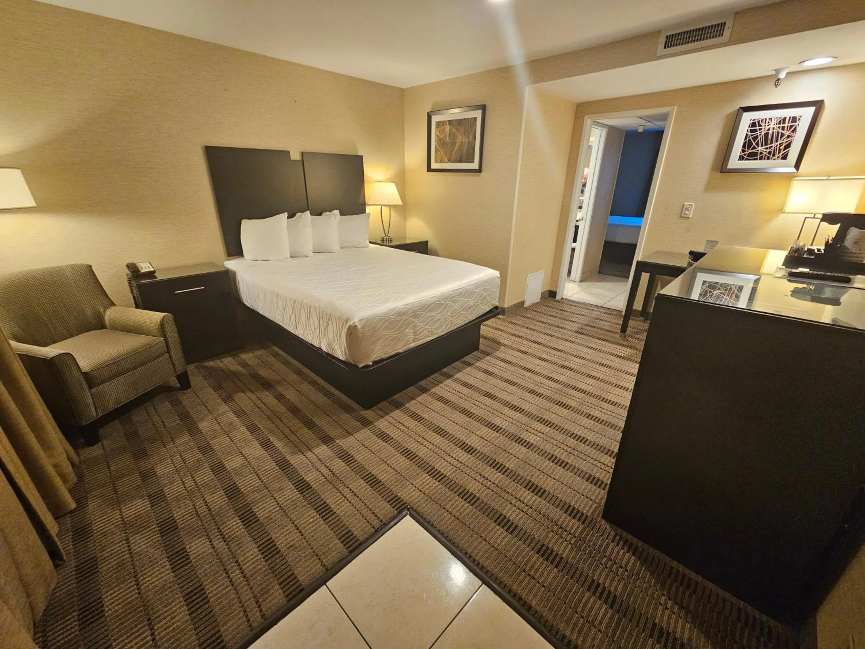 Bed in Best Western Pasadena Royale Inn & Suites