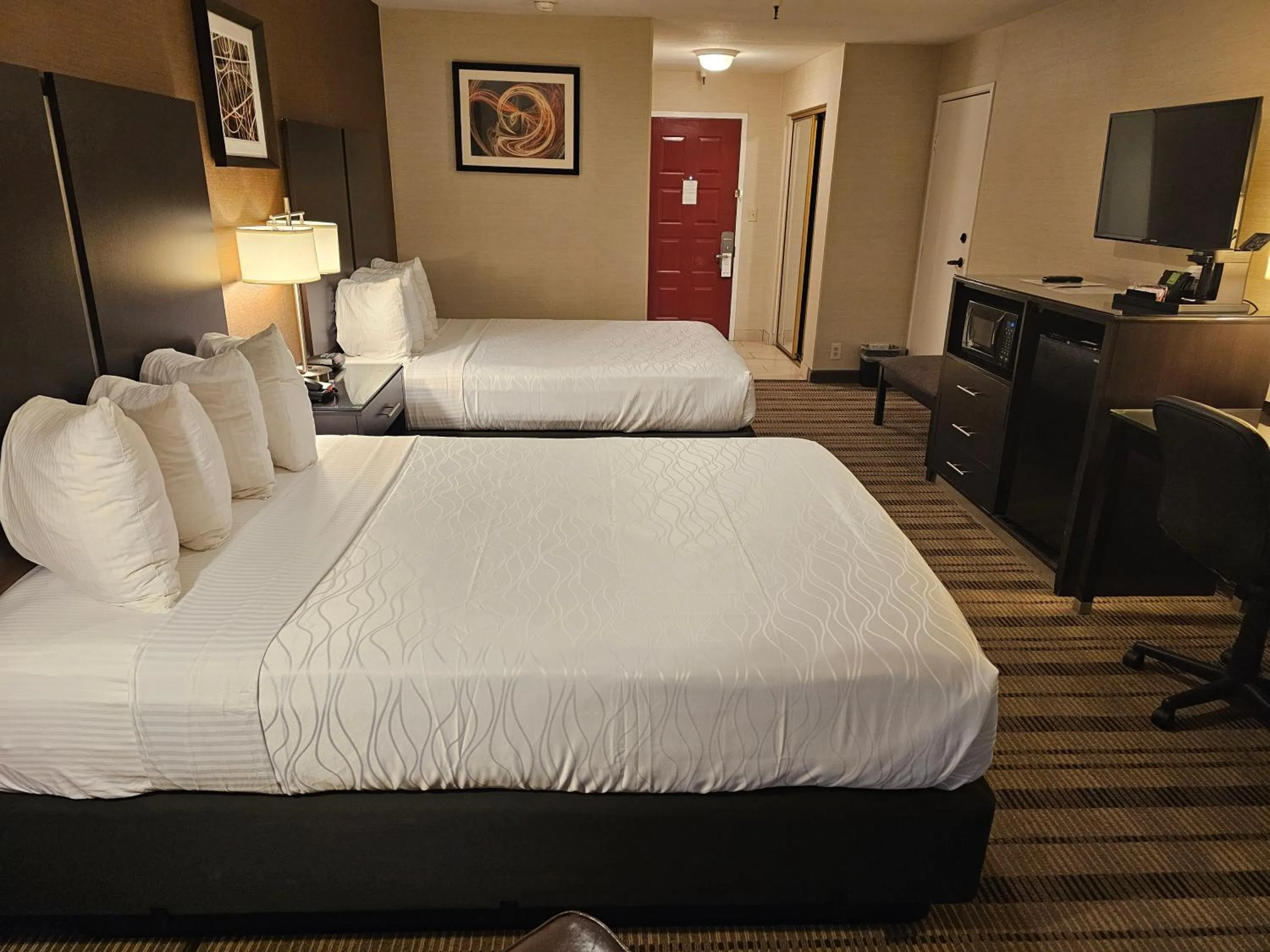 Photo of the whole room, Bed in Best Western Pasadena Royale Inn & Suites
