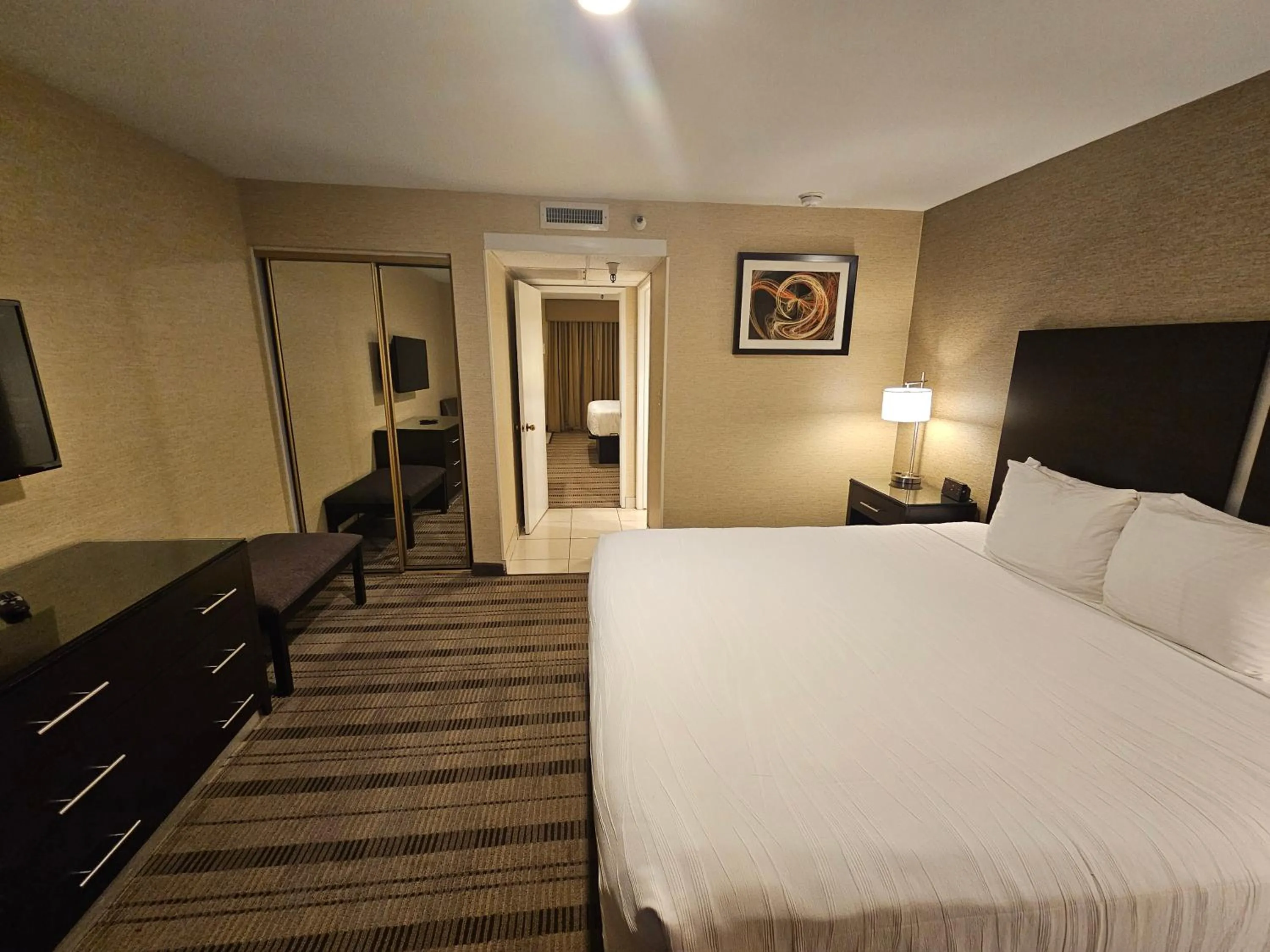 Bed in Best Western Pasadena Royale Inn & Suites