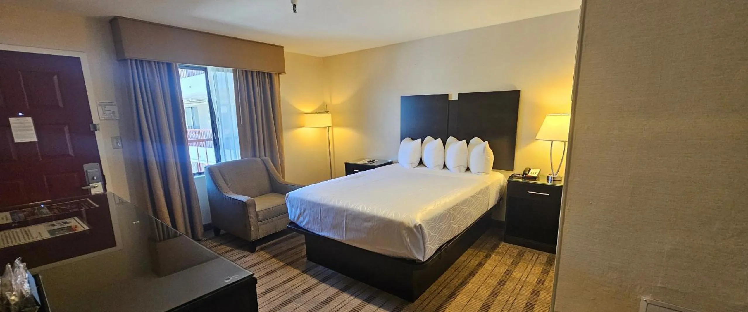 Bed in Best Western Pasadena Royale Inn & Suites