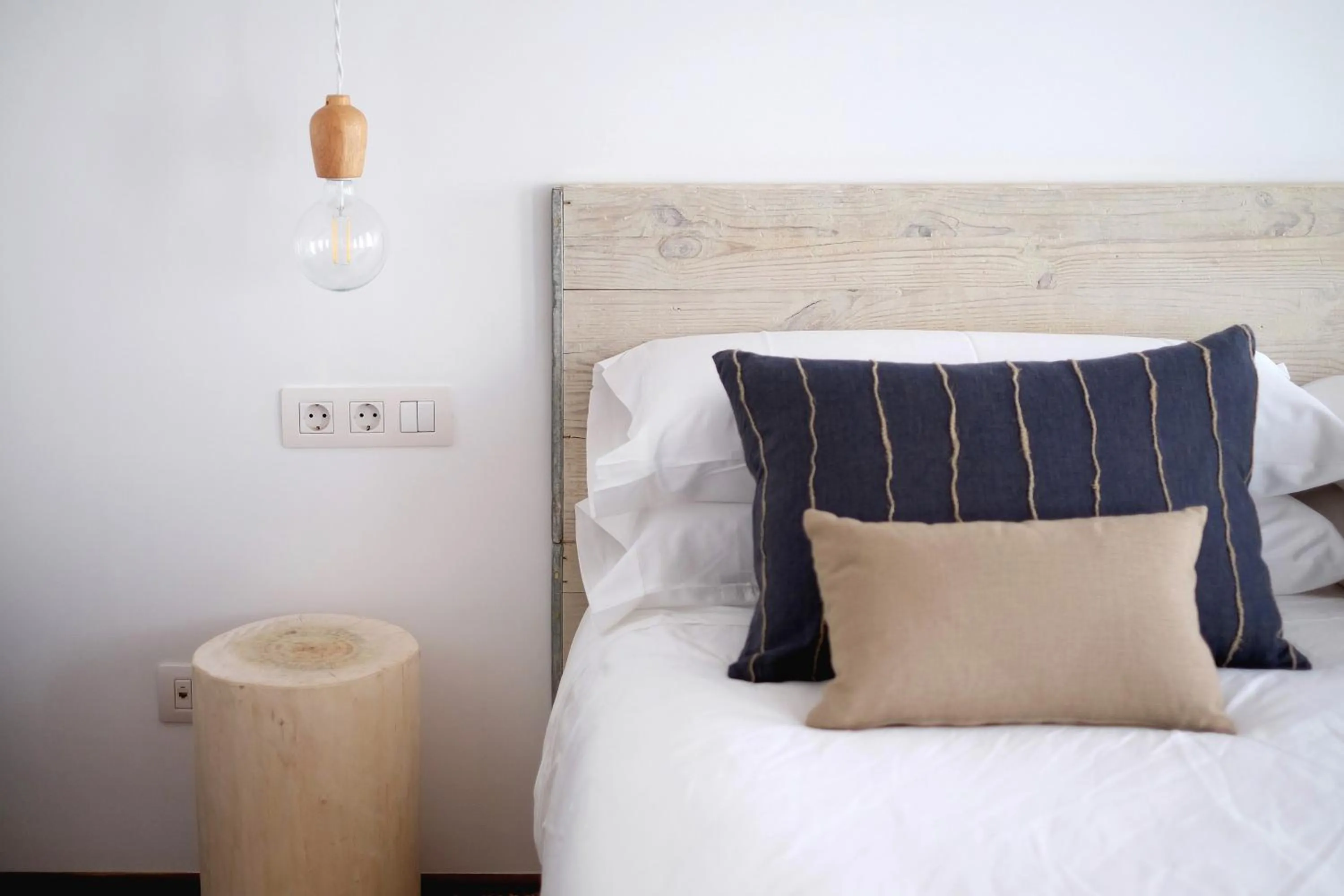 Decorative detail, Bed in Hotel Ca S'Arader Turismo de Interior