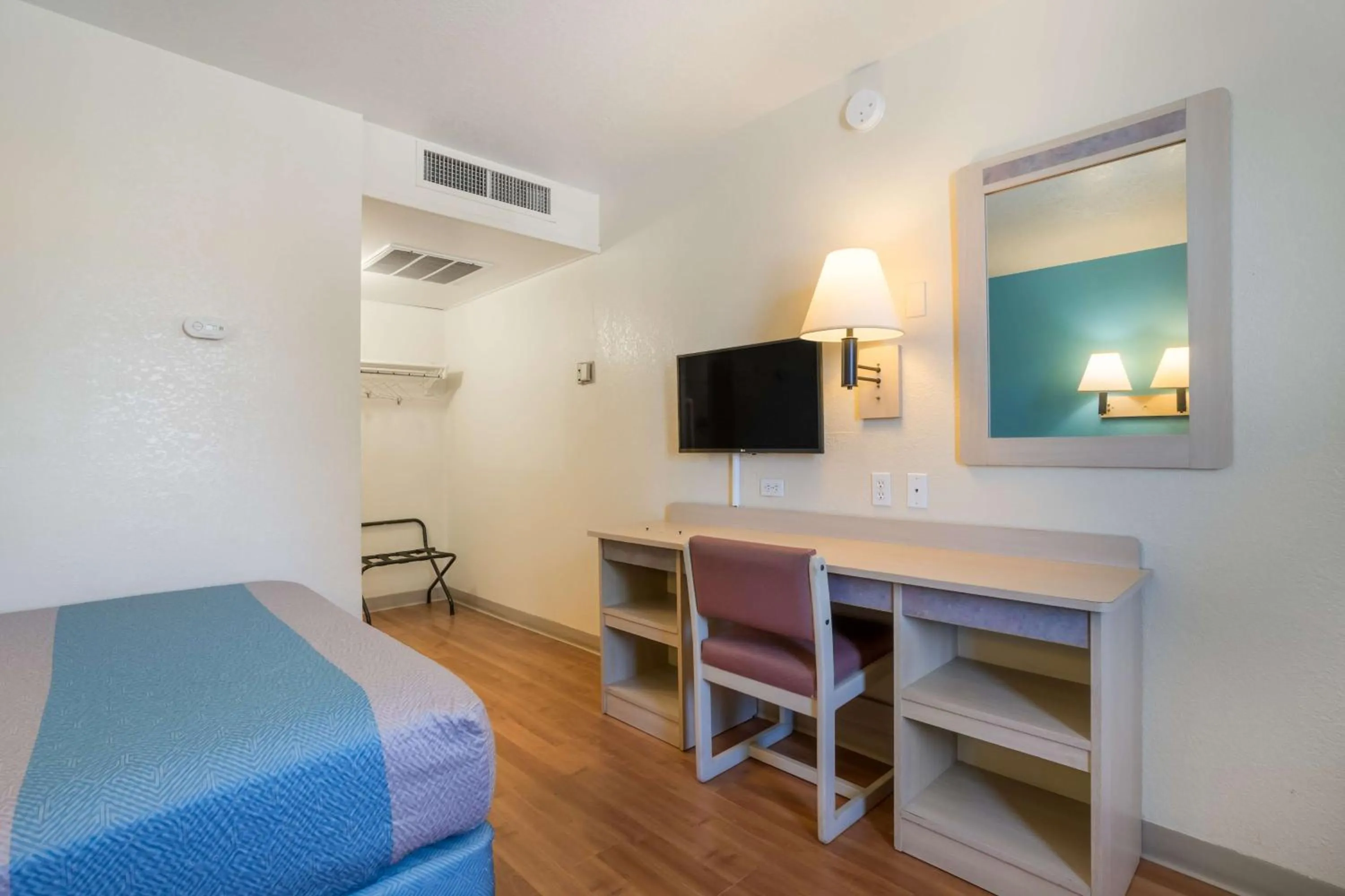 Photo of the whole room, Bed in Motel 6-Grand Junction, CO