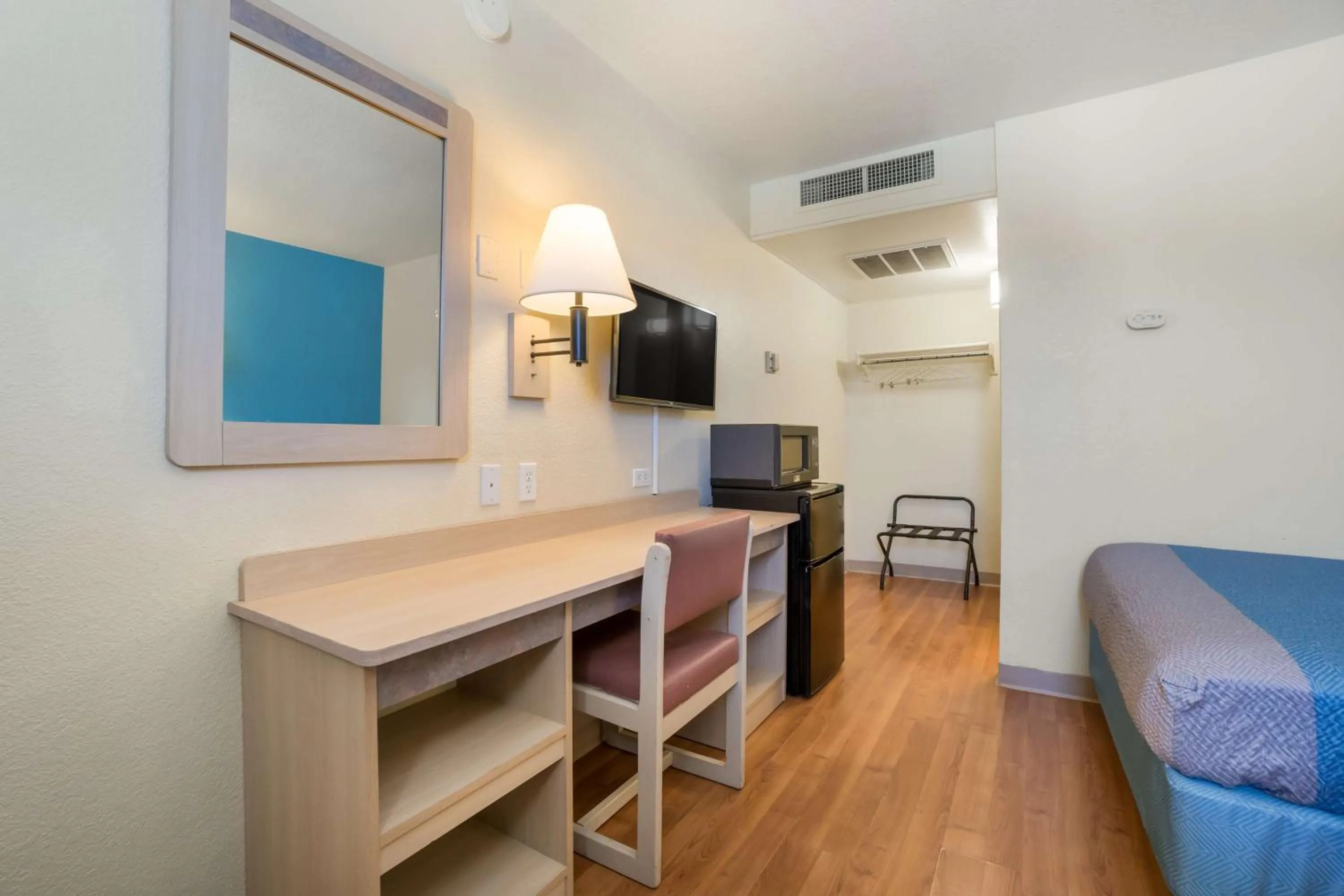 Photo of the whole room, Bed in Motel 6-Grand Junction, CO