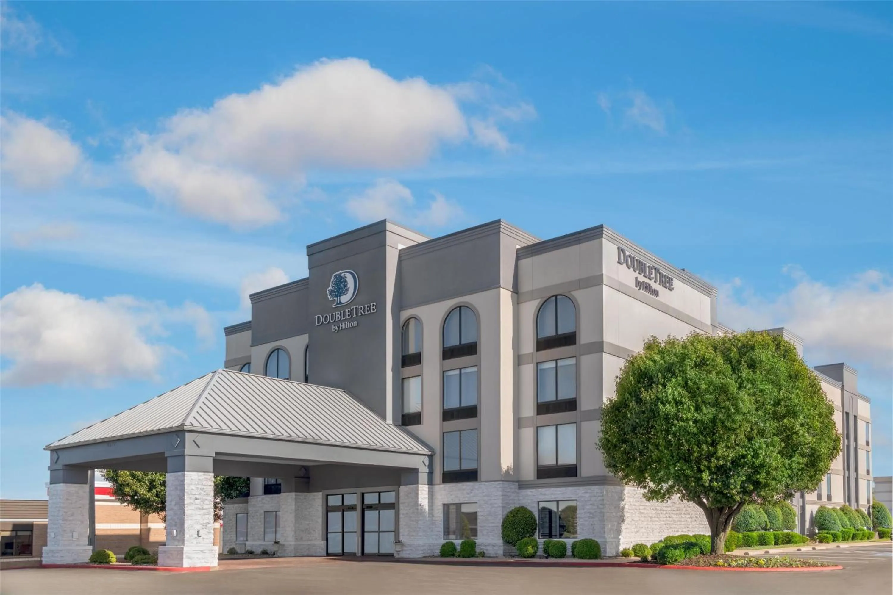 Property building in DoubleTree by Hilton Springdale