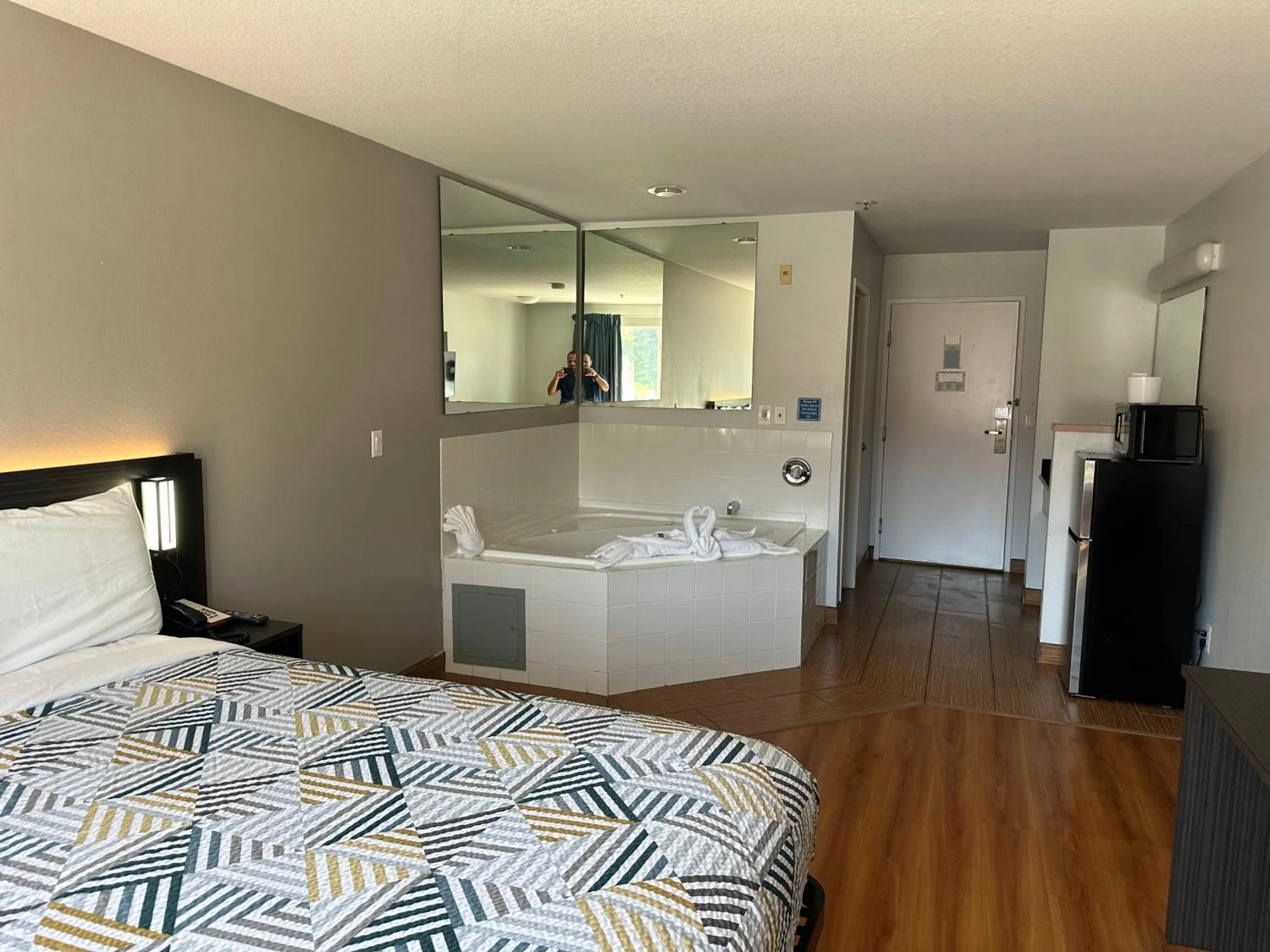 Bathroom, Bed in Motel 6-Seaside, OR