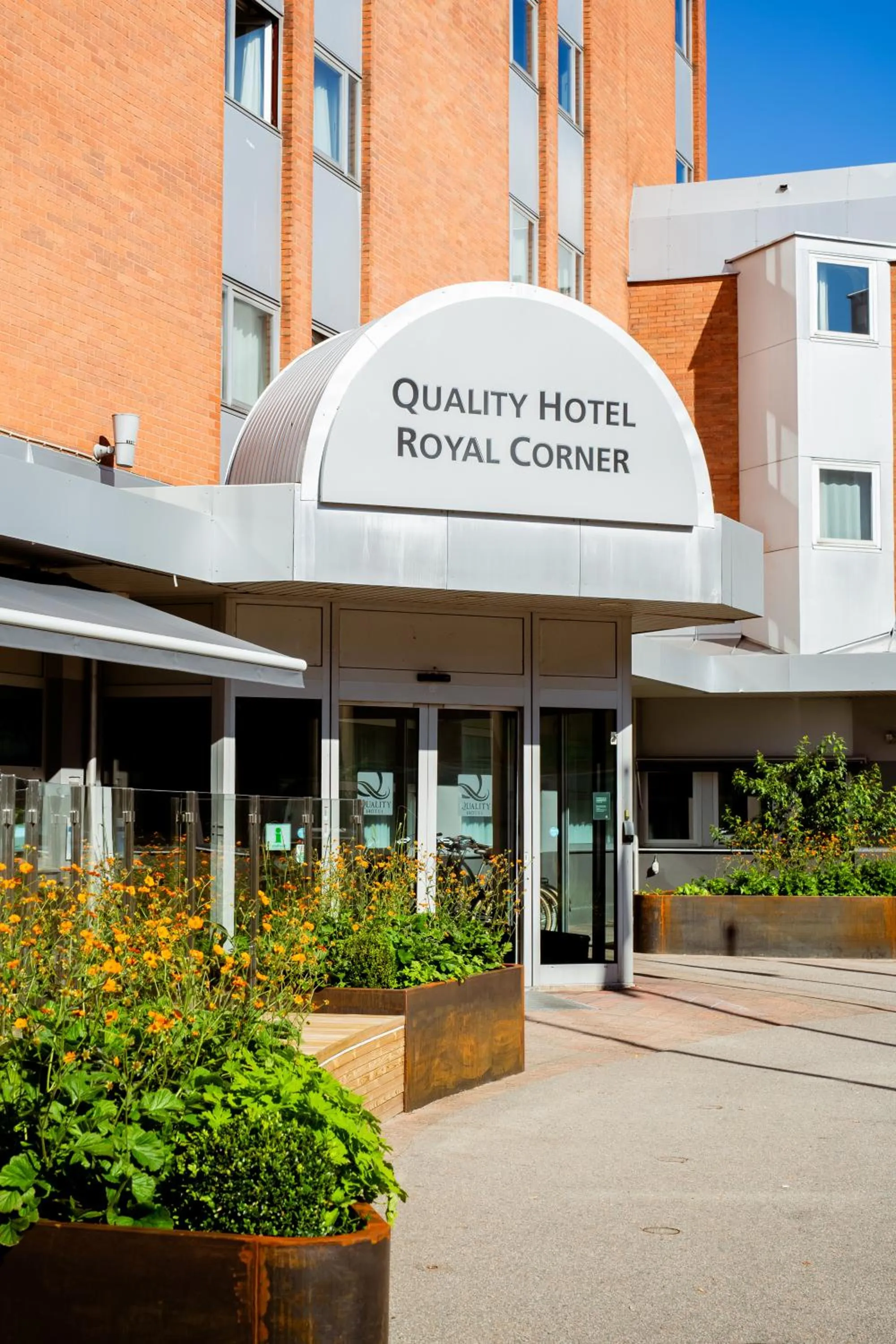 Facade/entrance in Quality Hotel Royal Corner