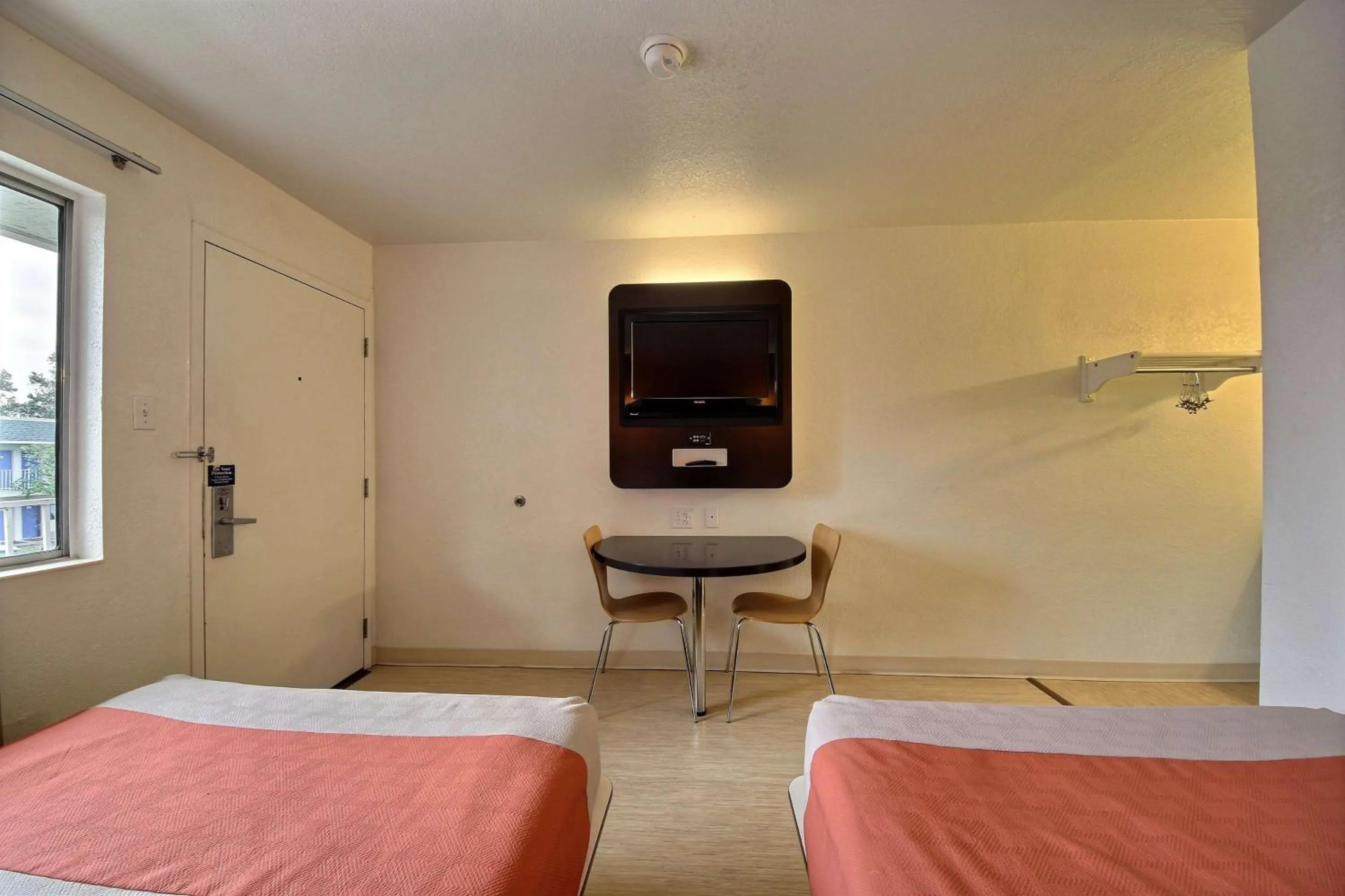 Photo of the whole room, Bed in Motel 6-San Marcos, TX