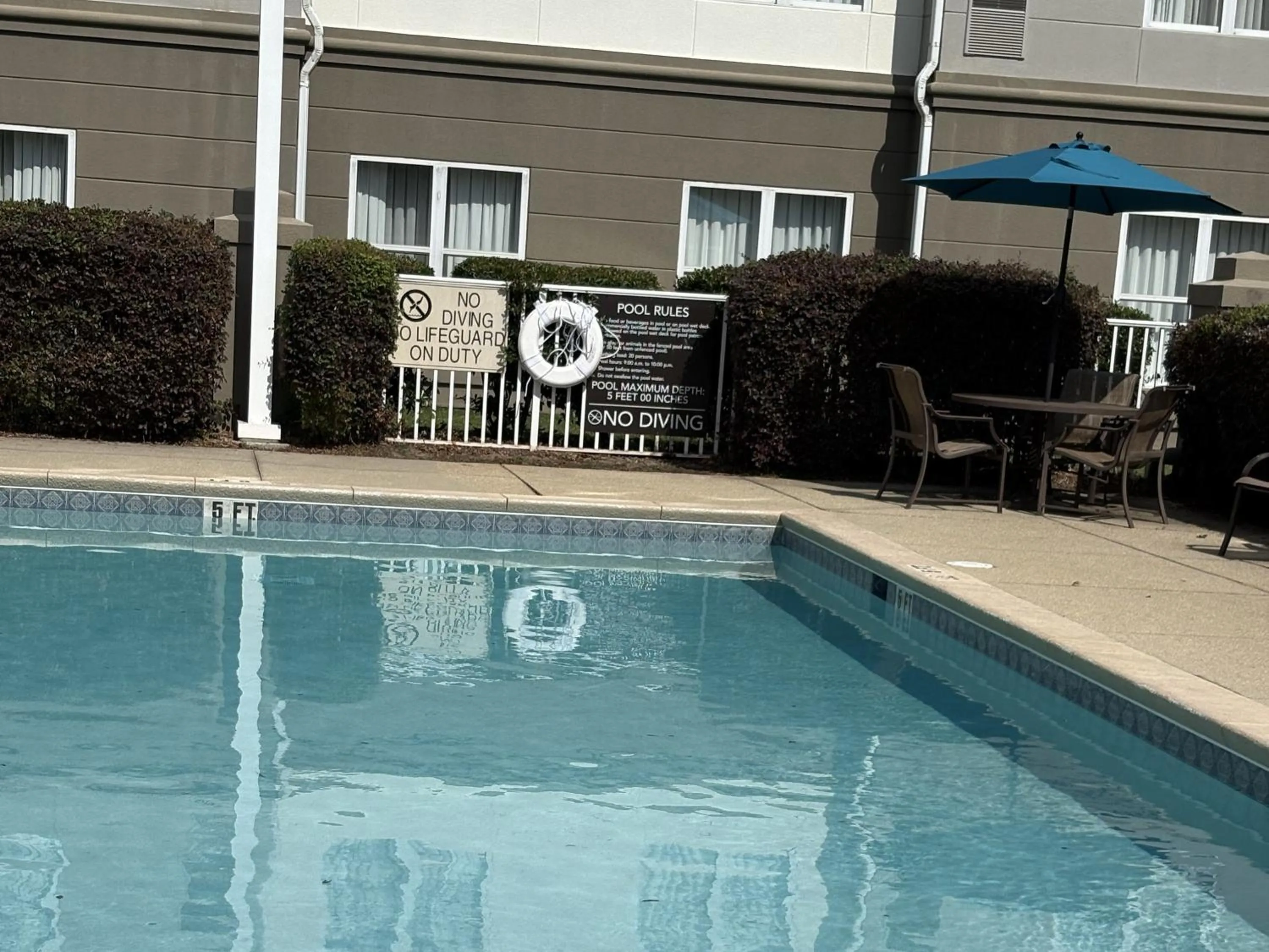 Swimming pool in Pensacola Suites Hotel